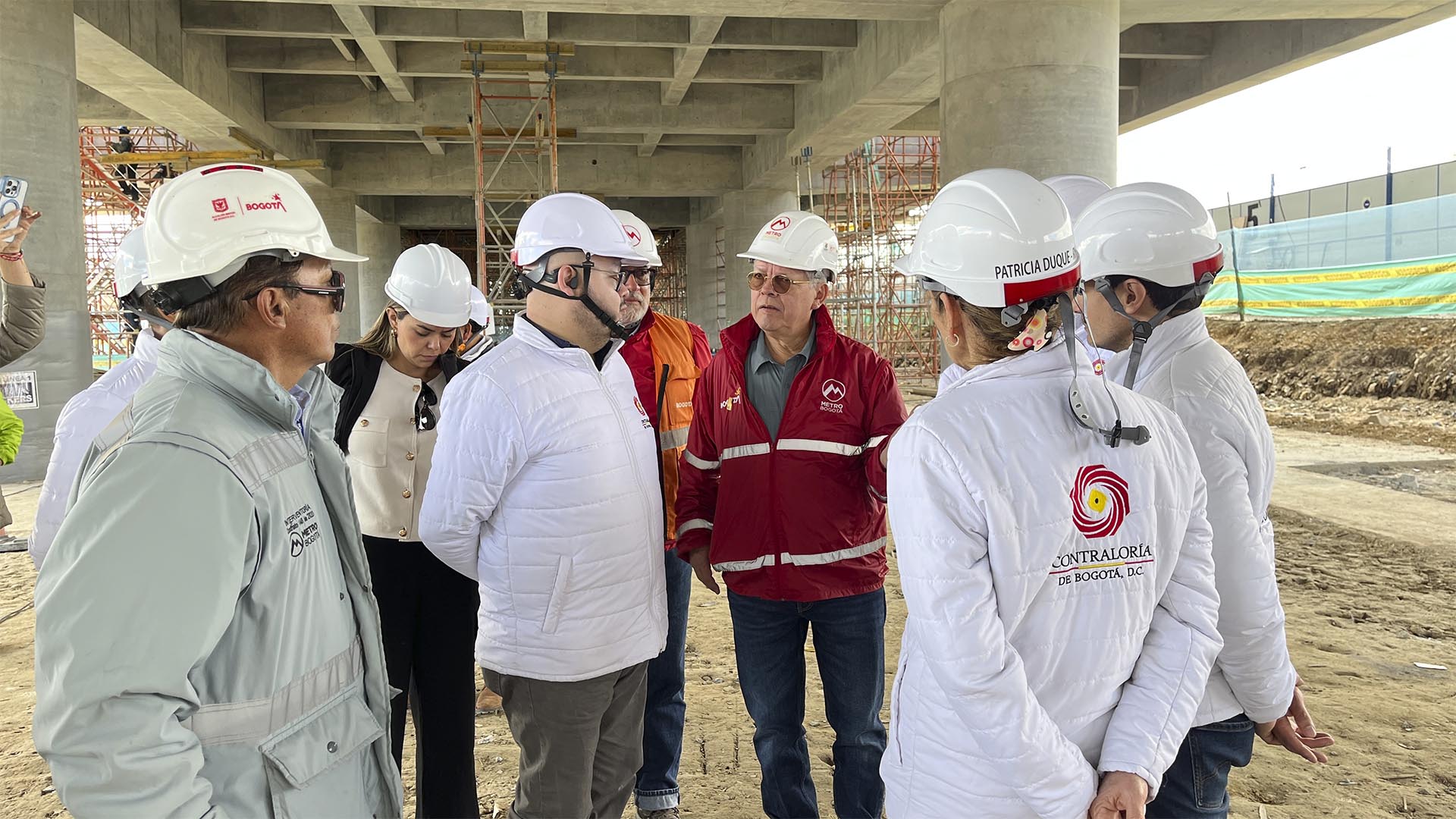 El Contralor Auxiliar, Javier Reyes, junto las direcciones de Movilidad y de Participación Ciudadana, adelantó un amplio recorrido por las obras de la Primera Línea del Metro, para conocer en terreno su estado.