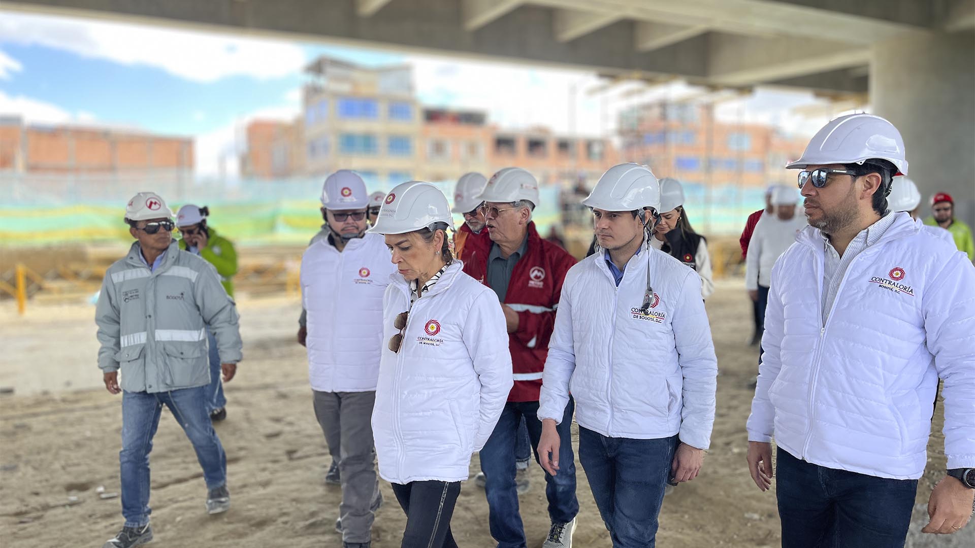 El Contralor Auxiliar, Javier Reyes, junto las direcciones de Movilidad y de Participación Ciudadana, adelantó un amplio recorrido por las obras de la Primera Línea del Metro, para conocer en terreno su estado.