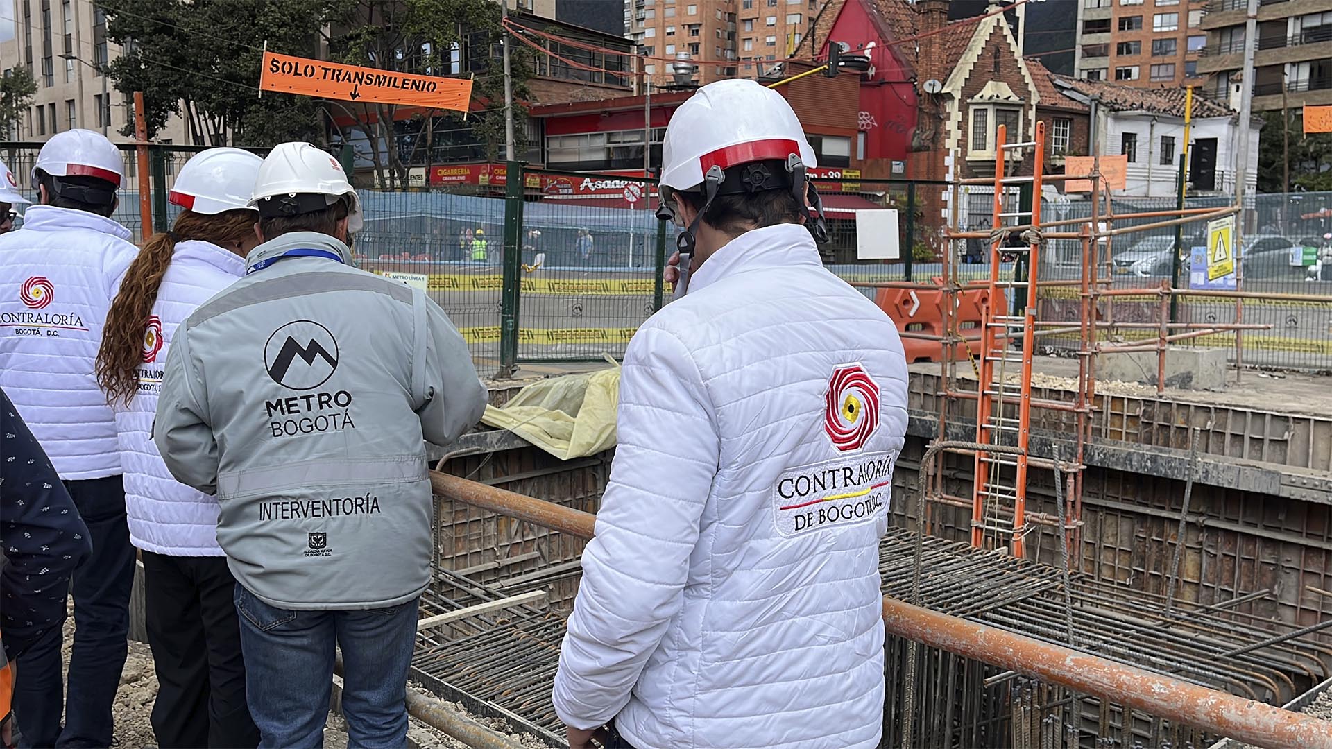 El Contralor Auxiliar, Javier Reyes, junto las direcciones de Movilidad y de Participación Ciudadana, adelantó un amplio recorrido por las obras de la Primera Línea del Metro, para conocer en terreno su estado.