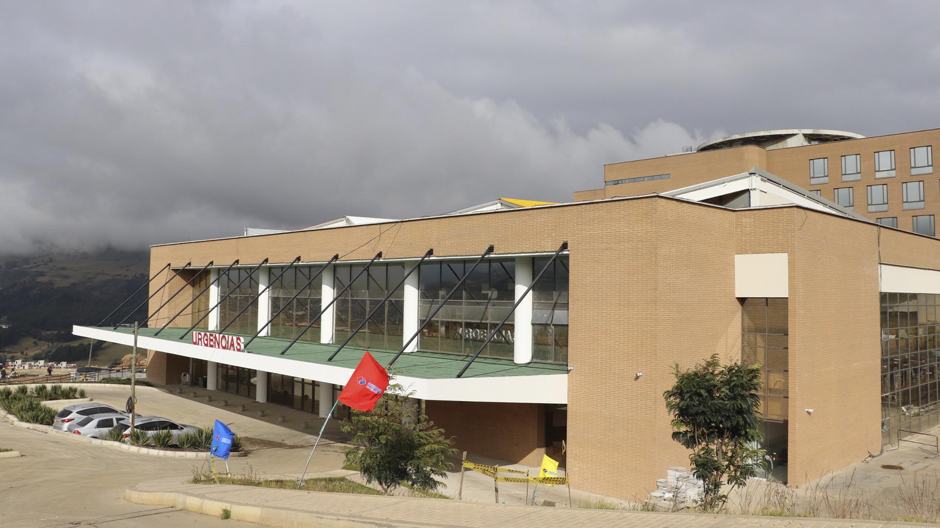 Funcionarios de la Dirección de Salud de la Contraloría de Bogotá realizaron recorrido por las obras del Hospital de Usme, que tienen un 92.84% de avance. El organismo de control viene haciéndole seguimiento permanente al proyecto cuya con cobertura alcanza a unos 500 mil habitantes de Usme, Sumapaz y Ciudad Bolívar, a fin de que sea entregado en el menor tiempo posible.