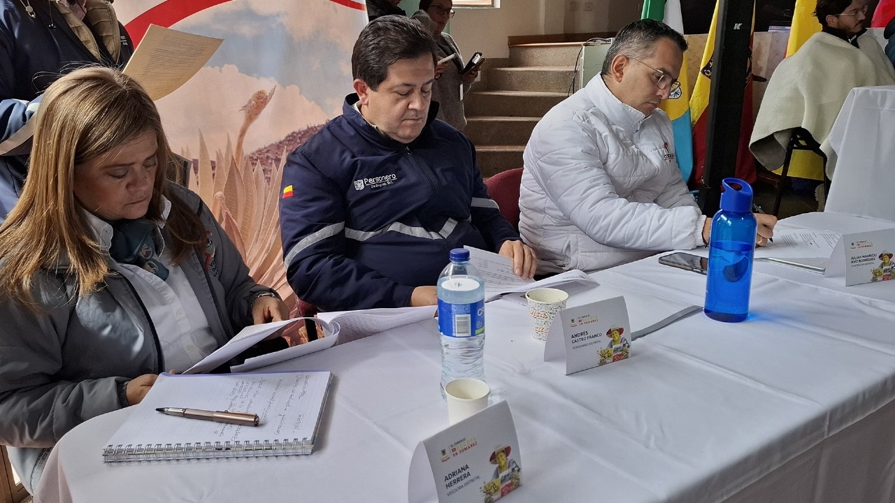 En Sumapaz, el Contralor Julián Ruiz, junto con otros organismos de control y el Alcalde Mayor Carlos Fernando Galán, participó en la Sesión Plenaria Ordinaria que llevó a cabo el Concejo de Bogotá en esta Localidad.