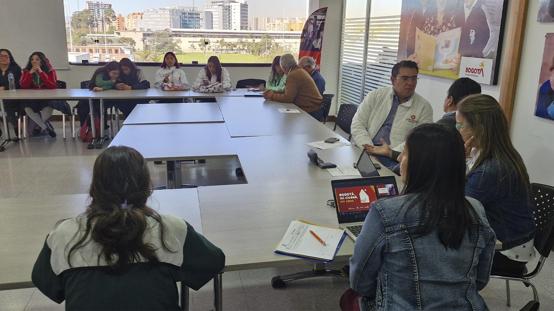 En la Mesa Técnica sobre el Programa de Alimentación Escolar -PAE-, participaron Contralores Estudiantiles de diferentes Instituciones Educativas Distritales (IED), funcionarios de la Secretaría de Educación Distrital, y las Direcciones de Educación y de Participación Ciudadana de la Contraloría.