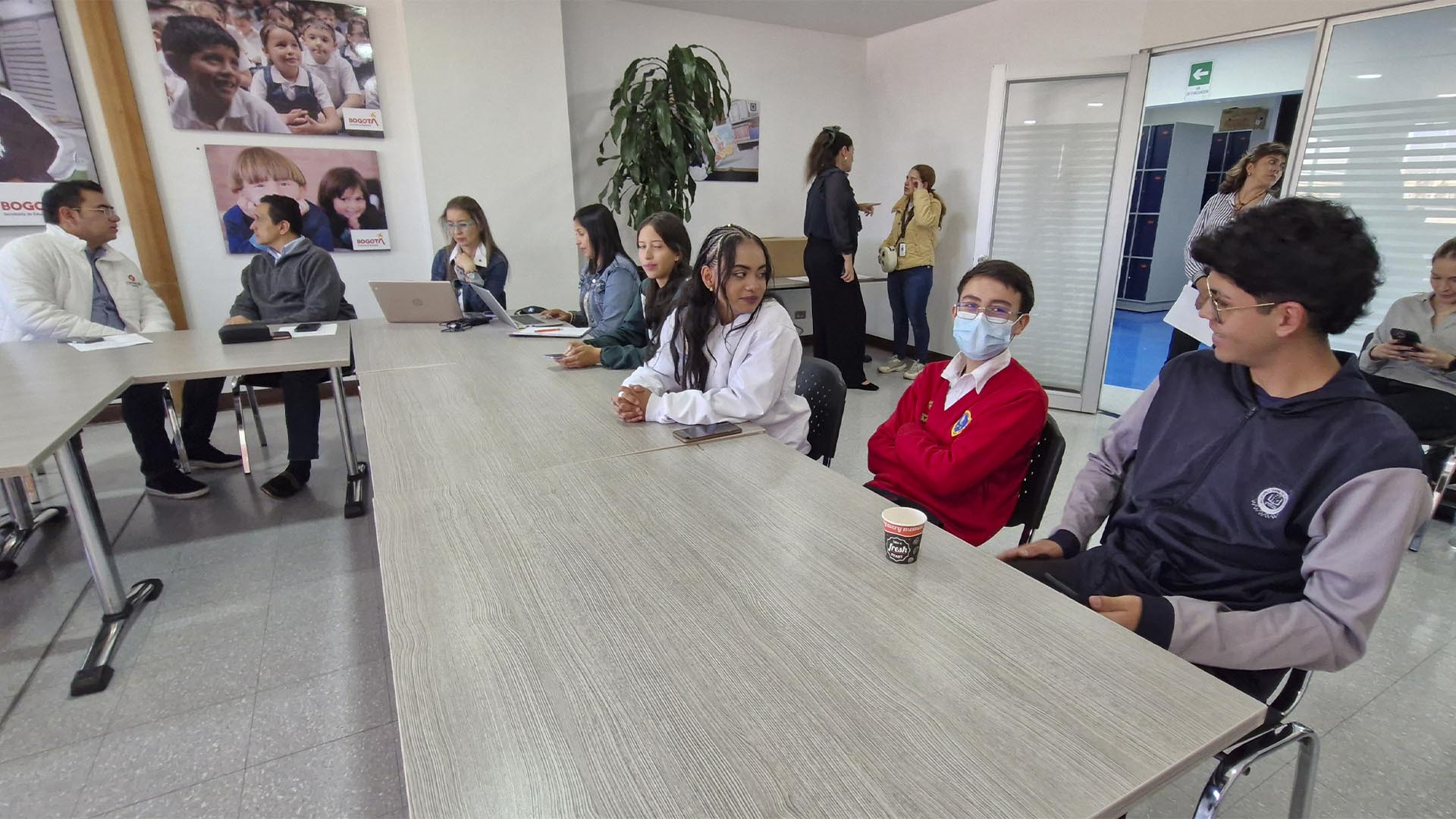 En la Mesa Técnica sobre el Programa de Alimentación Escolar -PAE-, participaron Contralores Estudiantiles de diferentes Instituciones Educativas Distritales (IED), funcionarios de la Secretaría de Educación Distrital, y las Direcciones de Educación y de Participación Ciudadana de la Contraloría.