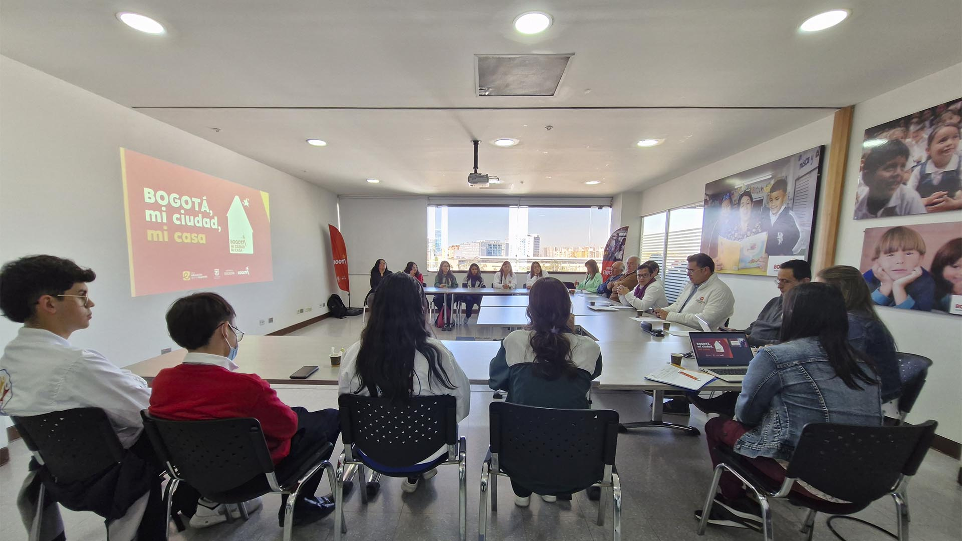 En la Mesa Técnica sobre el Programa de Alimentación Escolar -PAE-, participaron Contralores Estudiantiles de diferentes Instituciones Educativas Distritales (IED), funcionarios de la Secretaría de Educación Distrital, y las Direcciones de Educación y de Participación Ciudadana de la Contraloría.