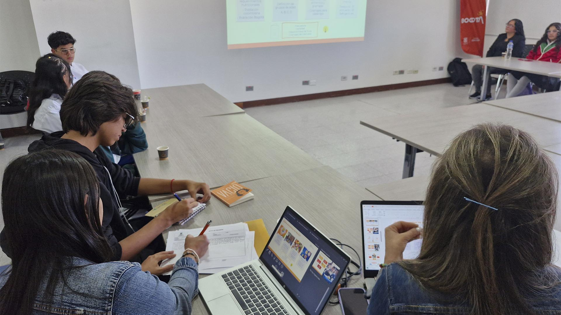 En la Mesa Técnica sobre el Programa de Alimentación Escolar -PAE-, participaron Contralores Estudiantiles de diferentes Instituciones Educativas Distritales (IED), funcionarios de la Secretaría de Educación Distrital, y las Direcciones de Educación y de Participación Ciudadana de la Contraloría.