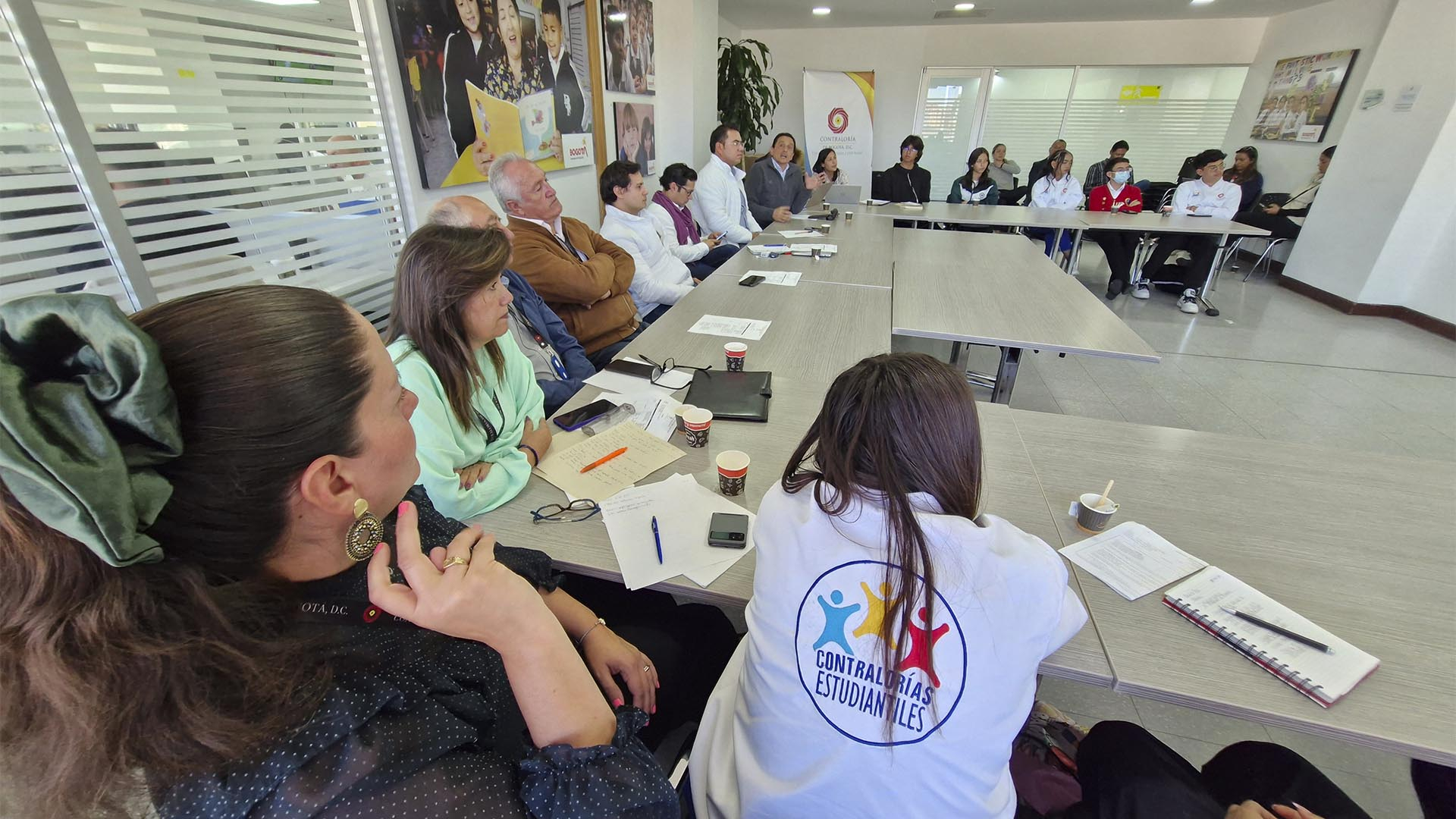En la Mesa Técnica sobre el Programa de Alimentación Escolar -PAE-, participaron Contralores Estudiantiles de diferentes Instituciones Educativas Distritales (IED), funcionarios de la Secretaría de Educación Distrital, y las Direcciones de Educación y de Participación Ciudadana de la Contraloría.