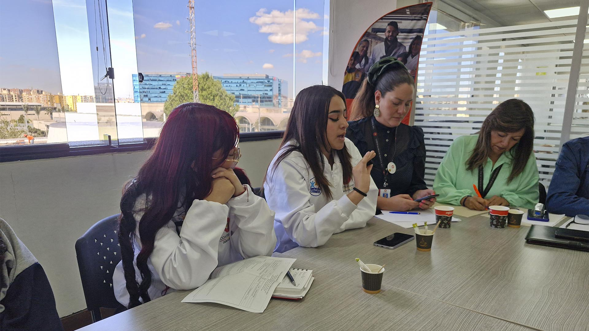 En la Mesa Técnica sobre el Programa de Alimentación Escolar -PAE-, participaron Contralores Estudiantiles de diferentes Instituciones Educativas Distritales (IED), funcionarios de la Secretaría de Educación Distrital, y las Direcciones de Educación y de Participación Ciudadana de la Contraloría.