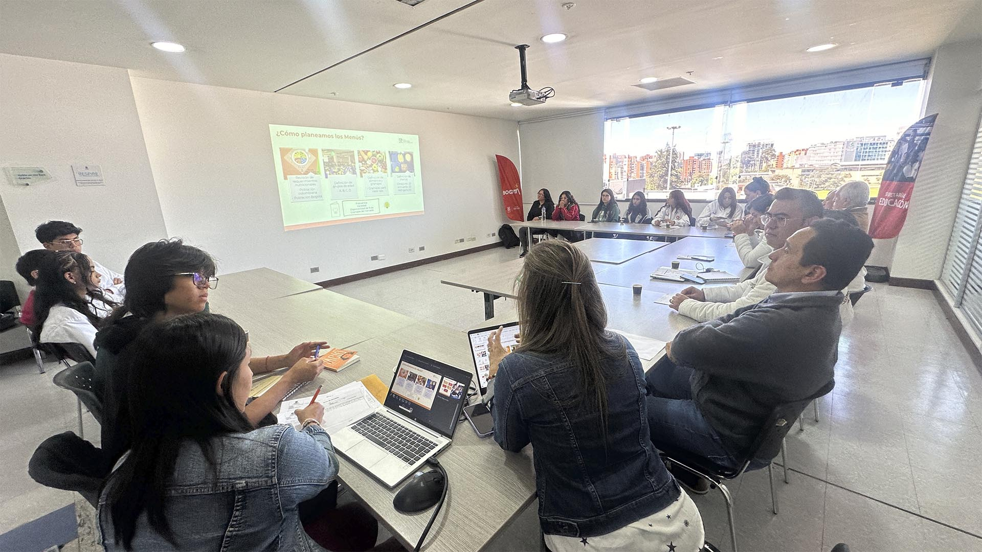 En la Mesa Técnica sobre el Programa de Alimentación Escolar -PAE-, participaron Contralores Estudiantiles de diferentes Instituciones Educativas Distritales (IED), funcionarios de la Secretaría de Educación Distrital, y las Direcciones de Educación y de Participación Ciudadana de la Contraloría.