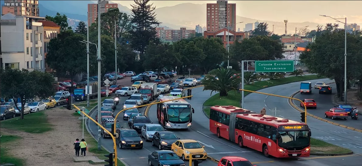 Imagen de buses de TransMilenio y vehículos particulares en la NQS Imagen de buses de TransMilenio y vehículos particulares en la NQS