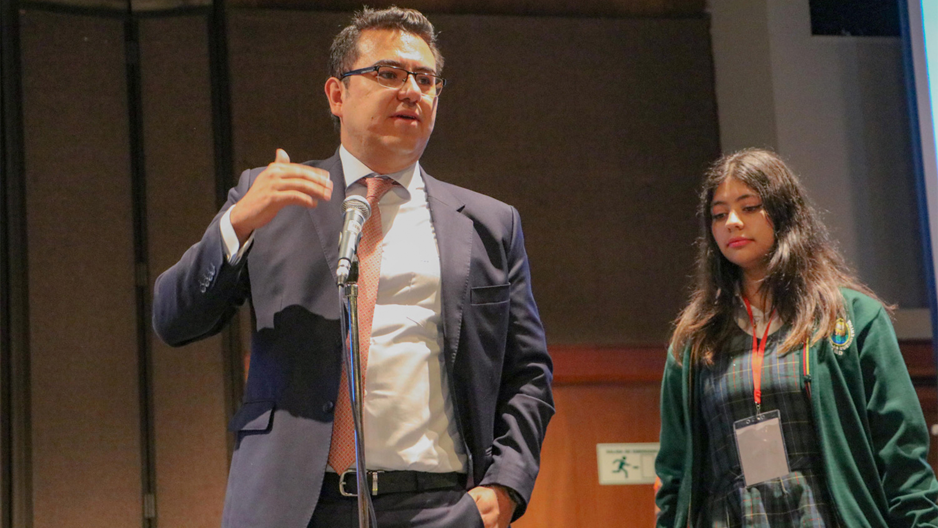En la biblioteca Luis Ángel Arango se posesionaron 412 Contralores Estudiantiles para 2024. En el evento se firmó un compromiso para acompañar a estos jóvenes en el ejercicio de control que realizan en sus planteles.