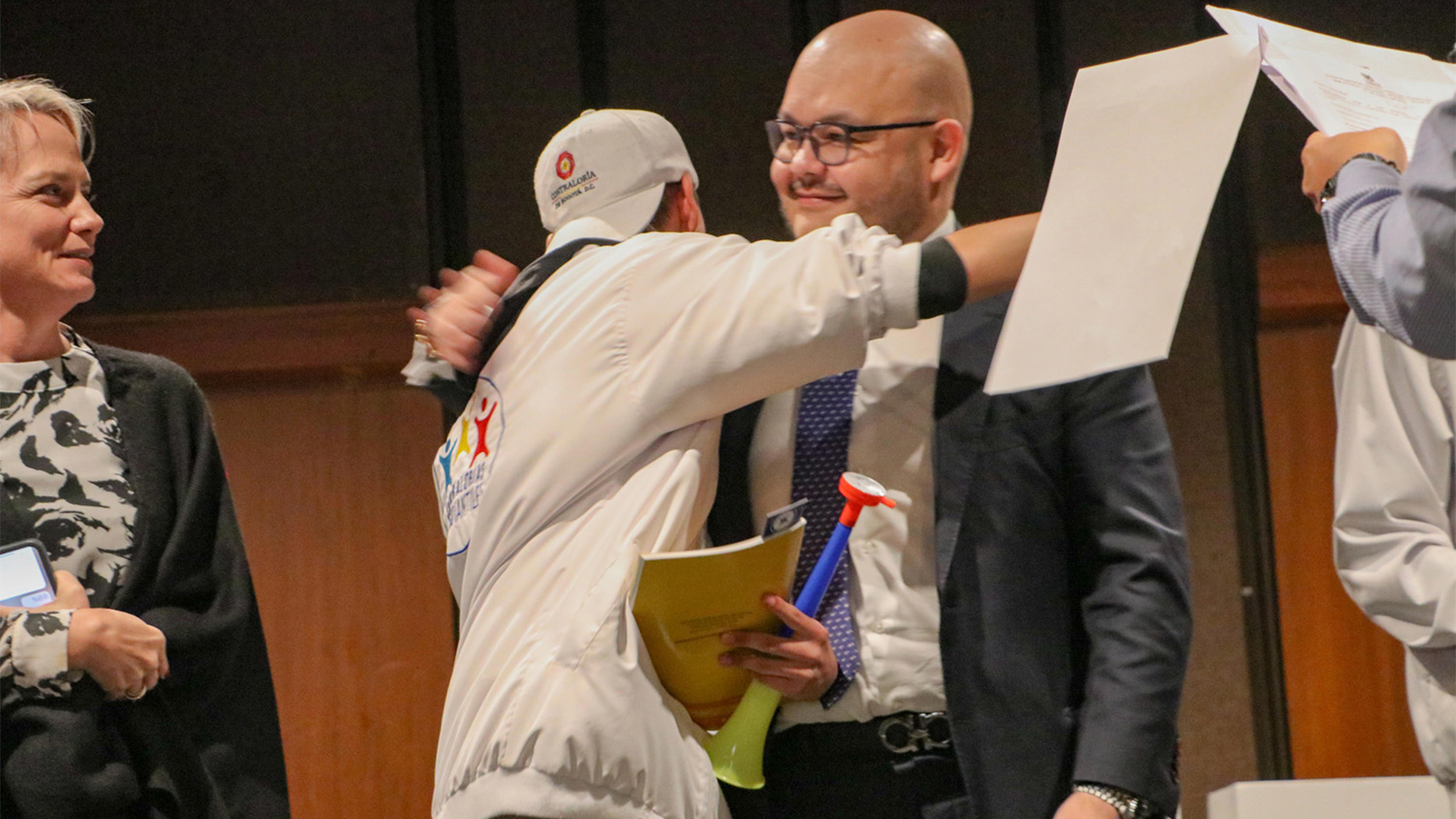 En la biblioteca Luis Ángel Arango se posesionaron 412 Contralores Estudiantiles para 2024. En el evento se firmó un compromiso para acompañar a estos jóvenes en el ejercicio de control que realizan en sus planteles.