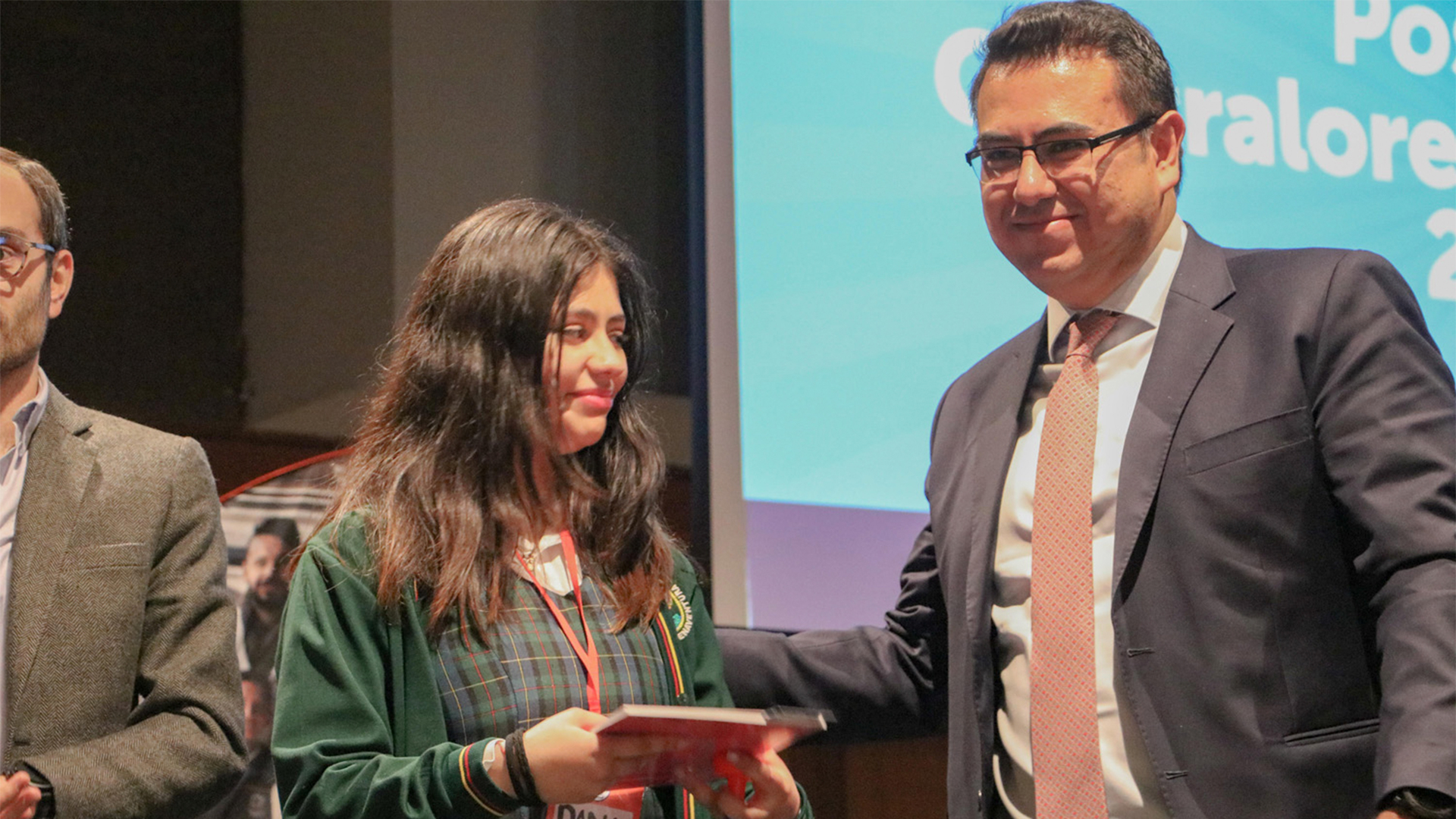 En la biblioteca Luis Ángel Arango se posesionaron 412 Contralores Estudiantiles para 2024. En el evento se firmó un compromiso para acompañar a estos jóvenes en el ejercicio de control que realizan en sus planteles.