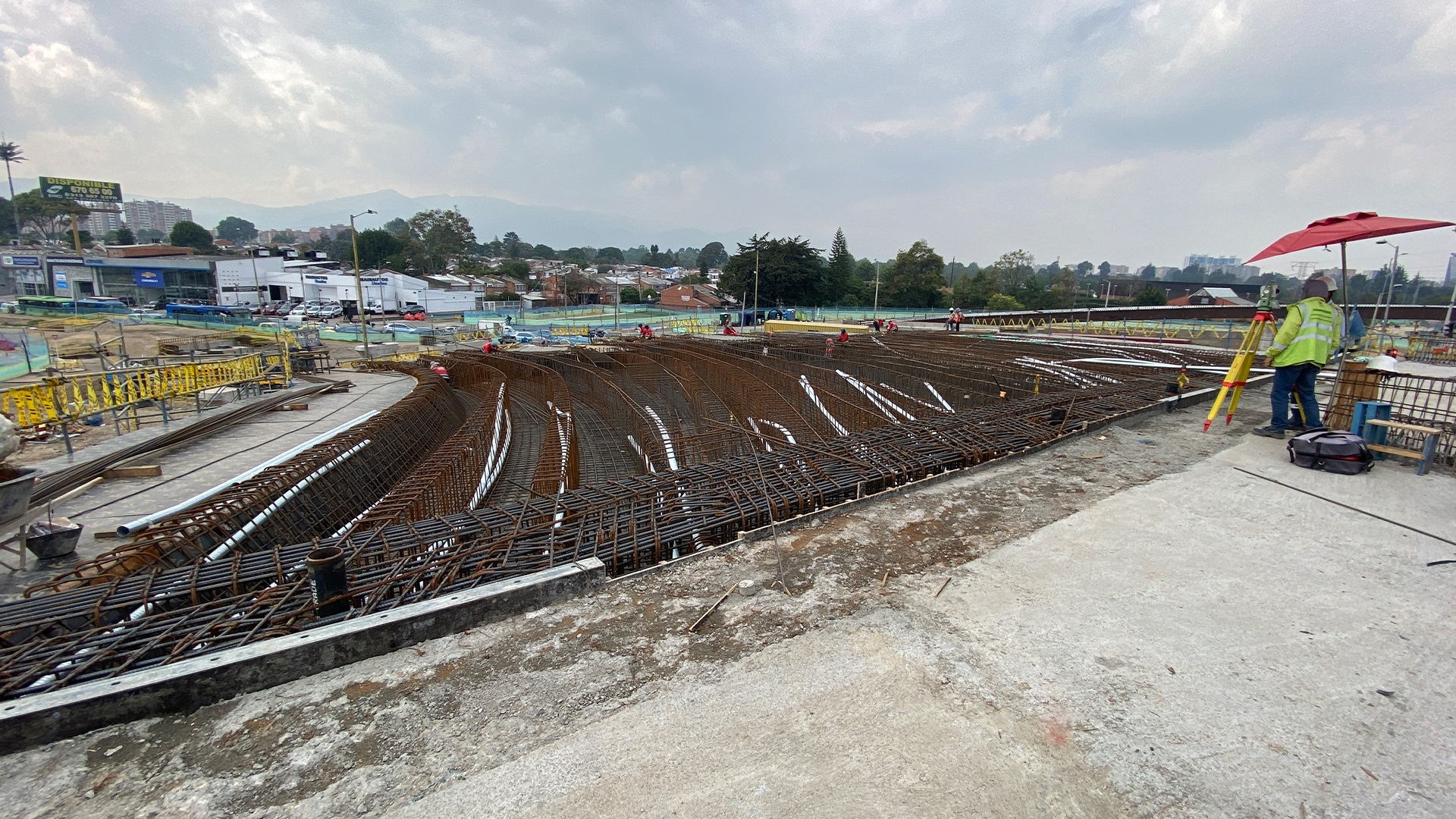 La Contraloría visitó dos importantes obras de movilidad que se desarrollan en el norte de Bogotá: la Avenida Laureano Gómez y la Avenida Rincón. El objetivo, constatar el avance de estos proyectos que están en seguimiento bajo el programa ´Vamos a la Obra´.