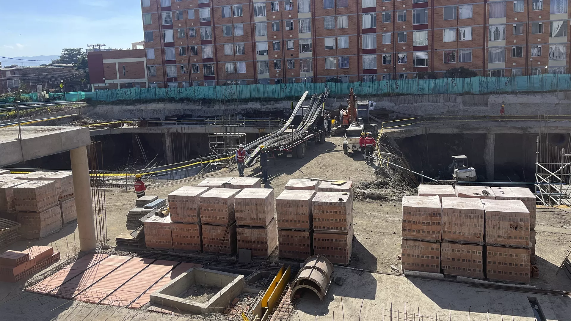 La Dirección Sectorial de Integración Social llevó a cabo visitas de inspección a los Centros de Desarrollo Comunitario (CDC) Tibabuyes (Suba), El Camino (Engativá) y María Goretti (Barrios Unidos); para hacerle seguimiento a los avances de estas tres obras que constan de: jardín infantil, teatro y comedor comunitario, entre otros servicios.