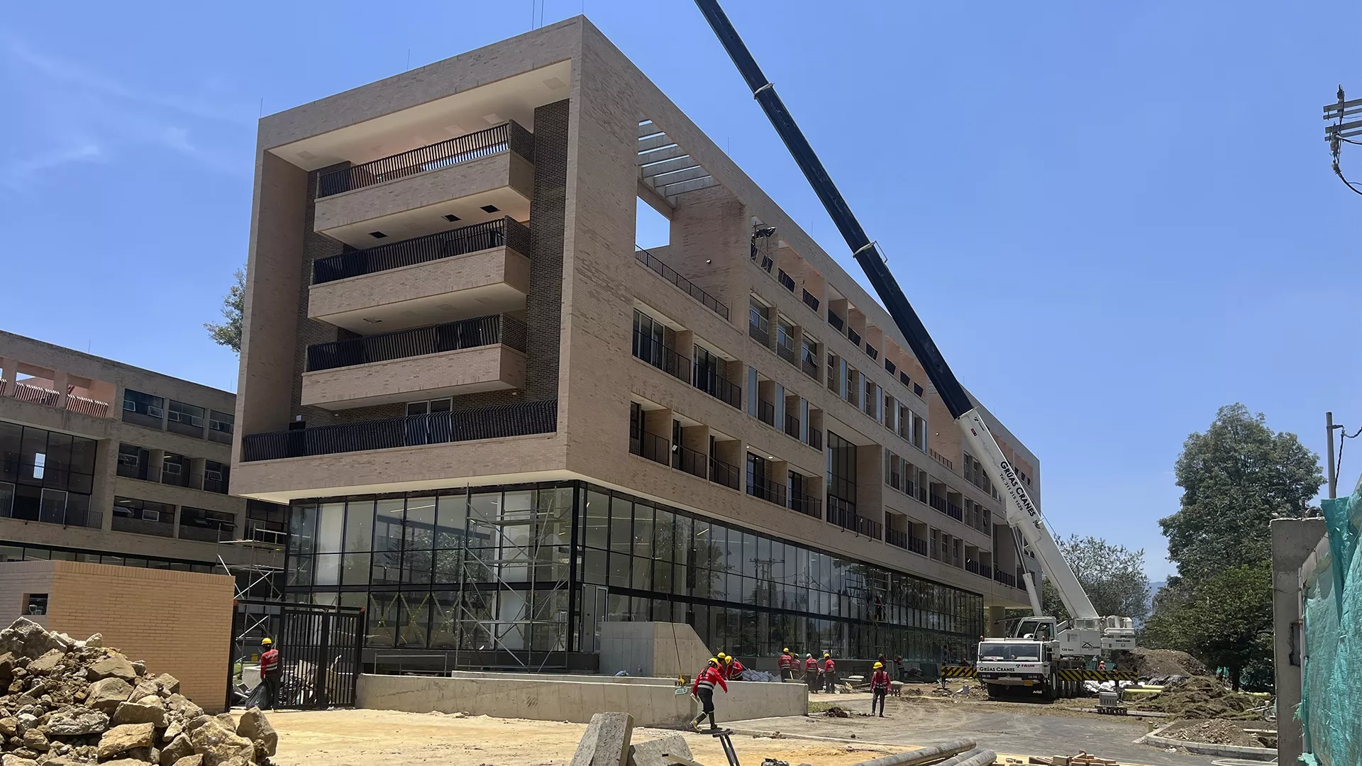 La Dirección Sectorial de Integración Social llevó a cabo visitas de inspección a los Centros de Desarrollo Comunitario (CDC) Tibabuyes (Suba), El Camino (Engativá) y María Goretti (Barrios Unidos); para hacerle seguimiento a los avances de estas tres obras que constan de: jardín infantil, teatro y comedor comunitario, entre otros servicios.