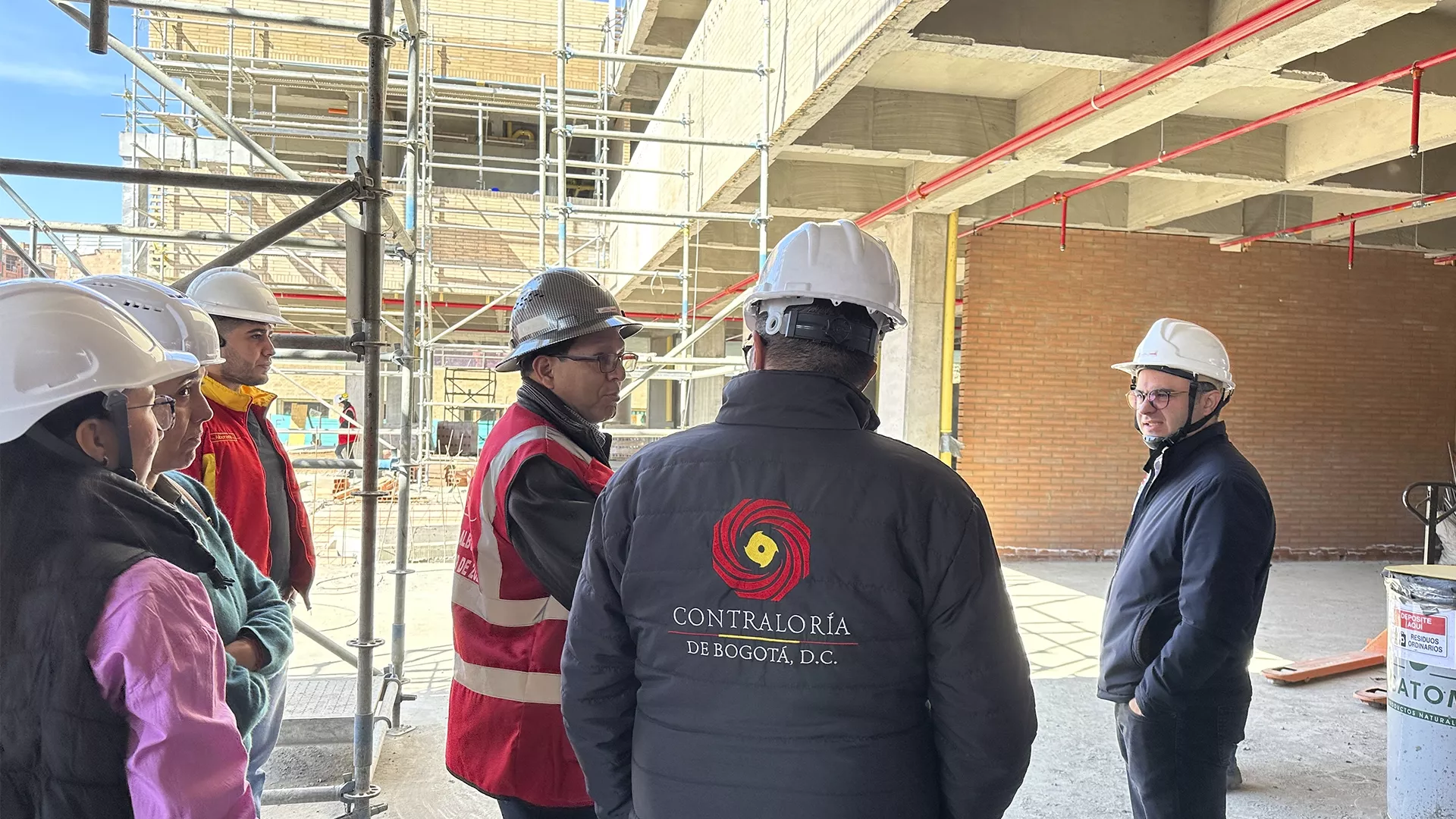 La Dirección Sectorial de Integración Social llevó a cabo visitas de inspección a los Centros de Desarrollo Comunitario (CDC) Tibabuyes (Suba), El Camino (Engativá) y María Goretti (Barrios Unidos); para hacerle seguimiento a los avances de estas tres obras que constan de: jardín infantil, teatro y comedor comunitario, entre otros servicios.