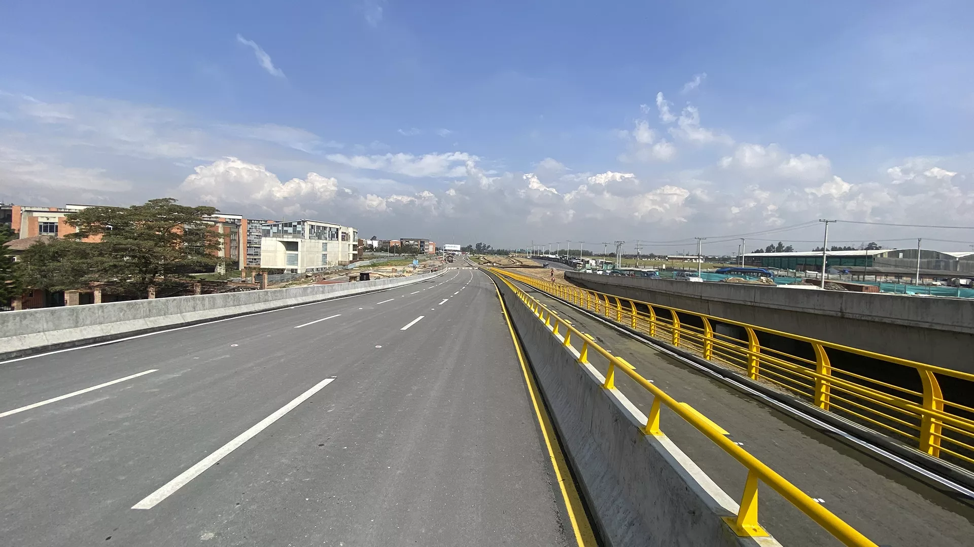 La Avenida Guayacanes, en las localidades de Kennedy y Bosa (12.6 kilómetros) fue finalizada y entregada a la ciudad después de mas de cinco años de construcción. Este importante proyecto contó con acompañamiento permanente de la Contraloría de Bogotá D.C. a través del programa ‘Vamos a la Obra’.