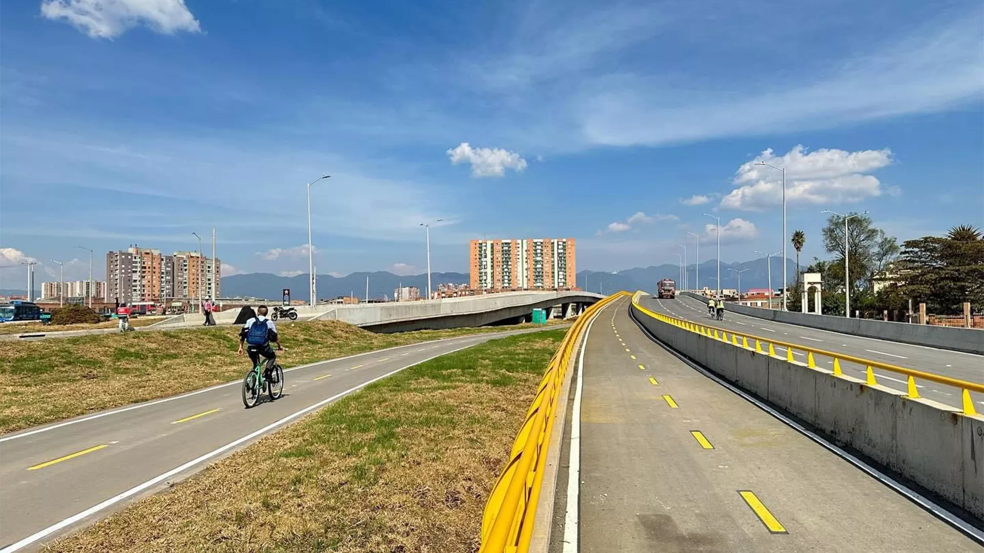 La Avenida Guayacanes, en las localidades de Kennedy y Bosa (12.6 kilómetros) fue finalizada y entregada a la ciudad después de mas de cinco años de construcción. Este importante proyecto contó con acompañamiento permanente de la Contraloría de Bogotá D.C. a través del programa ‘Vamos a la Obra’.