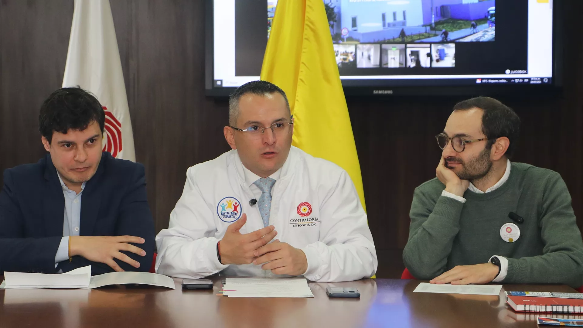 En el Salón de Contralores de la Contraloría de Bogotá D.C. fue instalada la Red Distrital de Contralores Estudiantiles 2024, evento que fue liderado por el contralor, Julián Ruiz; el director de Participación Ciudadana, David José Valencia; el director de Educación, Andrés Rojas; y el subsecretario de Participación Ciudadana de la Secretaría de Educación, Diego Escallón.