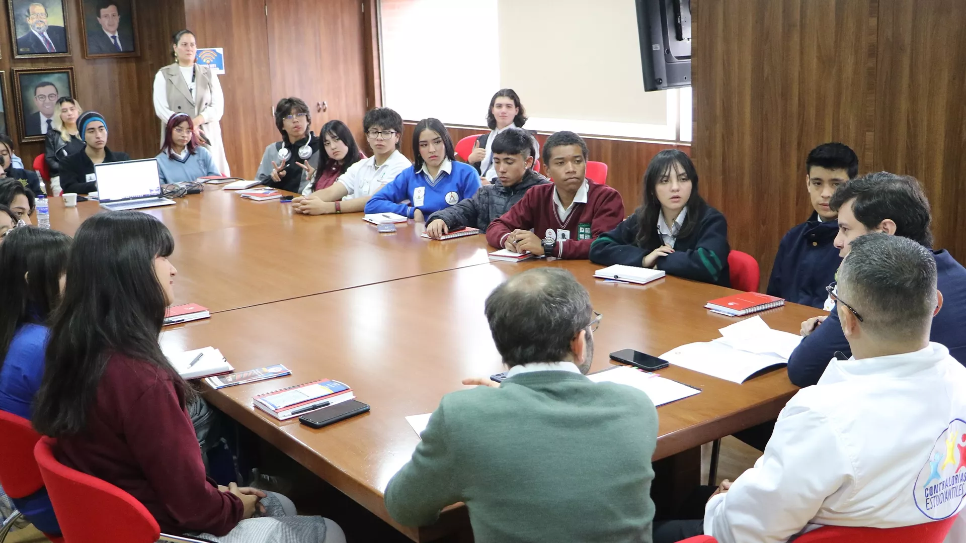 En el Salón de Contralores de la Contraloría de Bogotá D.C. fue instalada la Red Distrital de Contralores Estudiantiles 2024, evento que fue liderado por el contralor, Julián Ruiz; el director de Participación Ciudadana, David José Valencia; el director de Educación, Andrés Rojas; y el subsecretario de Participación Ciudadana de la Secretaría de Educación, Diego Escallón.