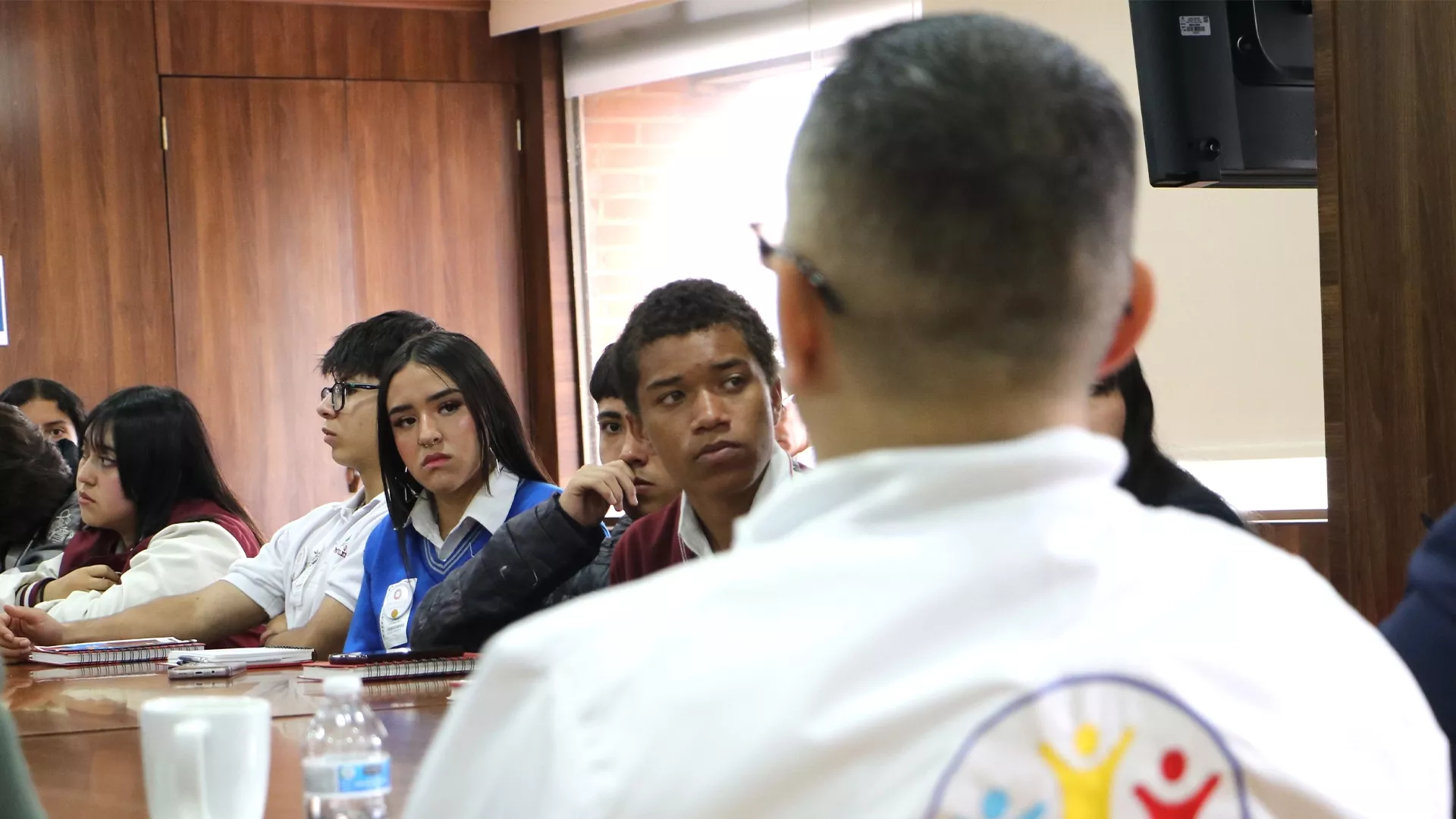 En el Salón de Contralores de la Contraloría de Bogotá D.C. fue instalada la Red Distrital de Contralores Estudiantiles 2024, evento que fue liderado por el contralor, Julián Ruiz; el director de Participación Ciudadana, David José Valencia; el director de Educación, Andrés Rojas; y el subsecretario de Participación Ciudadana de la Secretaría de Educación, Diego Escallón.