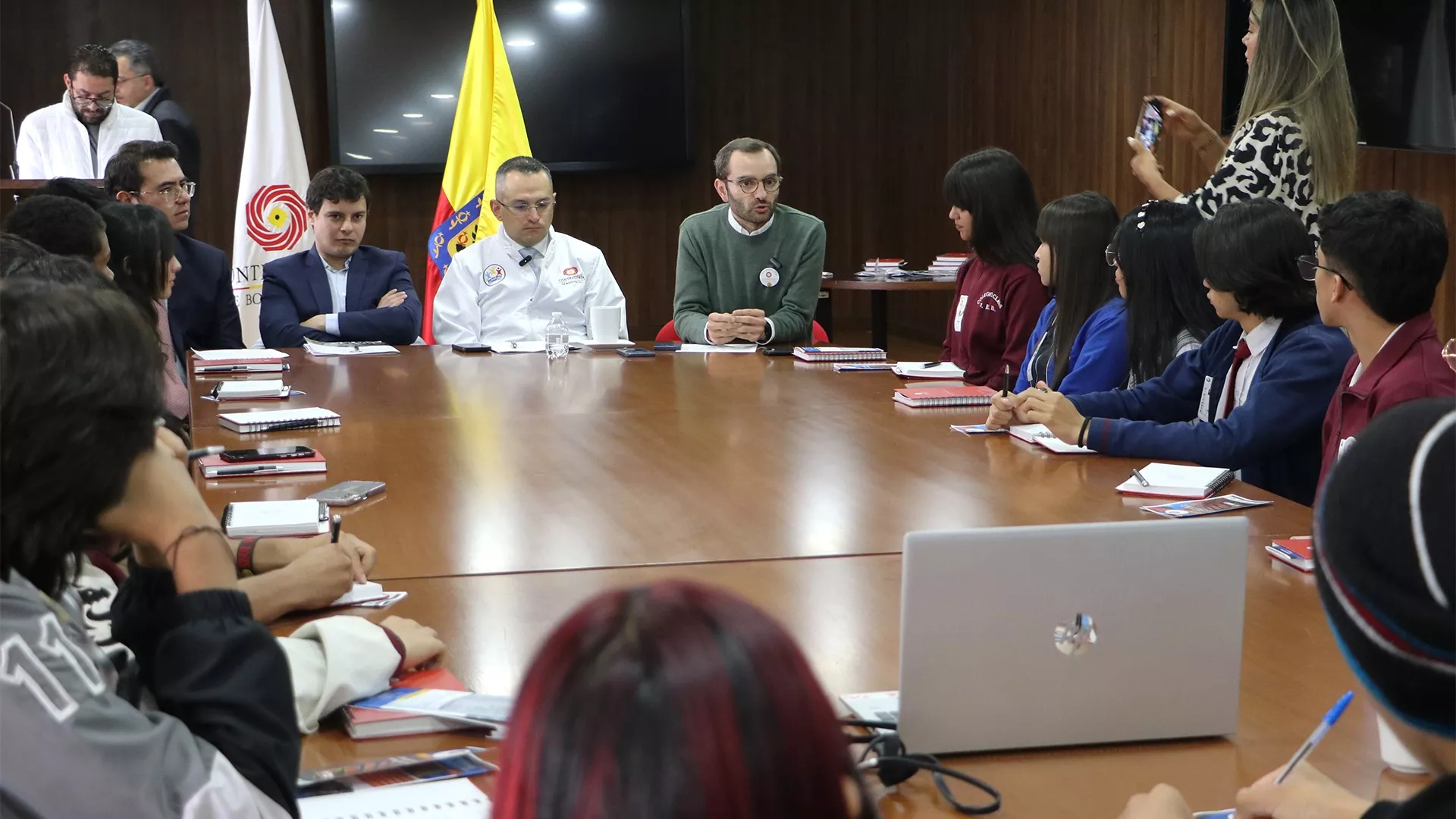 En el Salón de Contralores de la Contraloría de Bogotá D.C. fue instalada la Red Distrital de Contralores Estudiantiles 2024, evento que fue liderado por el contralor, Julián Ruiz; el director de Participación Ciudadana, David José Valencia; el director de Educación, Andrés Rojas; y el subsecretario de Participación Ciudadana de la Secretaría de Educación, Diego Escallón.