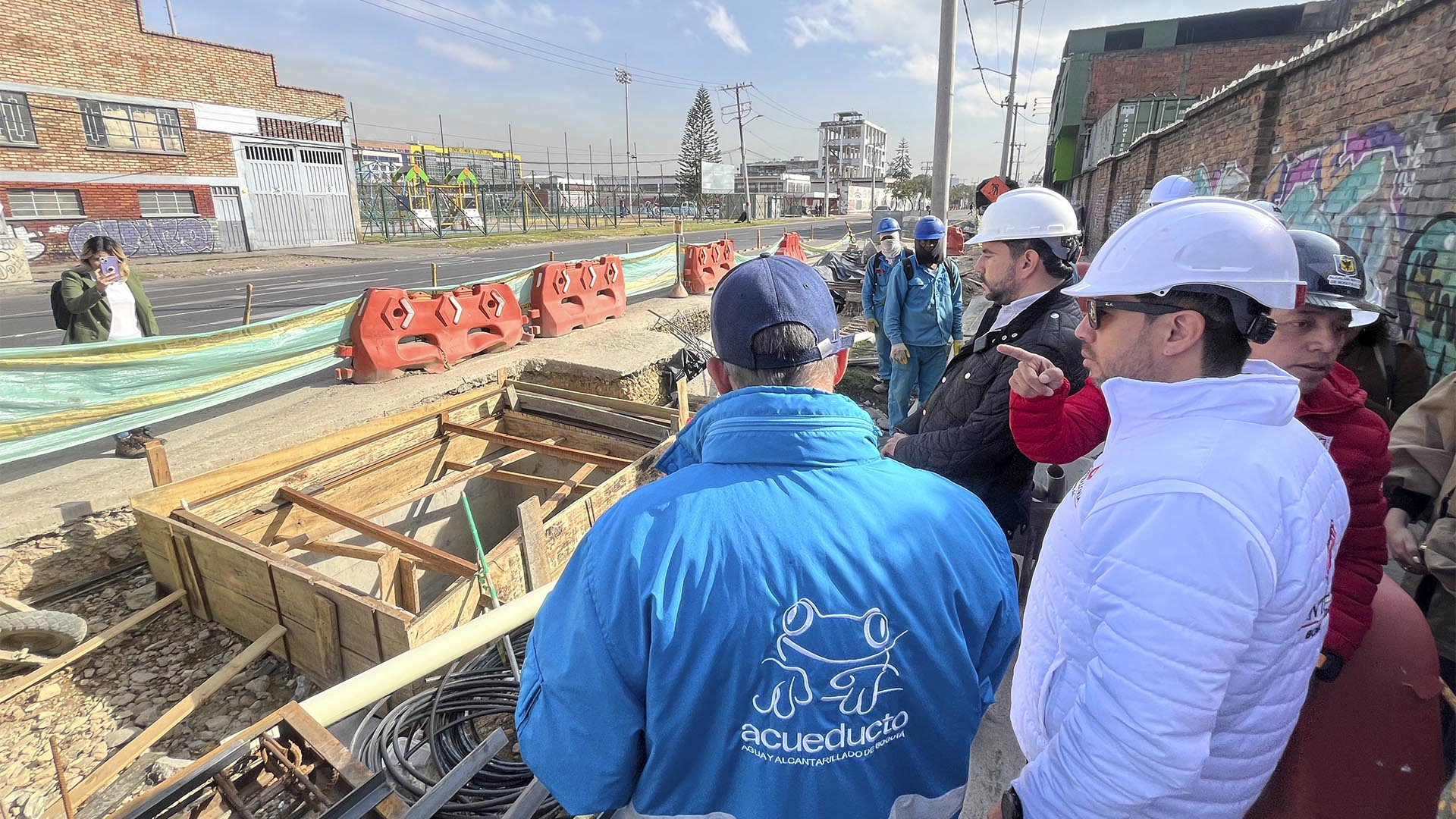 La Contraloría de Bogotá a través de la Dirección Sectorial de Movilidad, realizó un recorrido por las obras de valorización en la Zona Industrial de Puente Aranda, supervisadas por una Comisión Accidental, integrada por 7 Concejales de Bogotá.