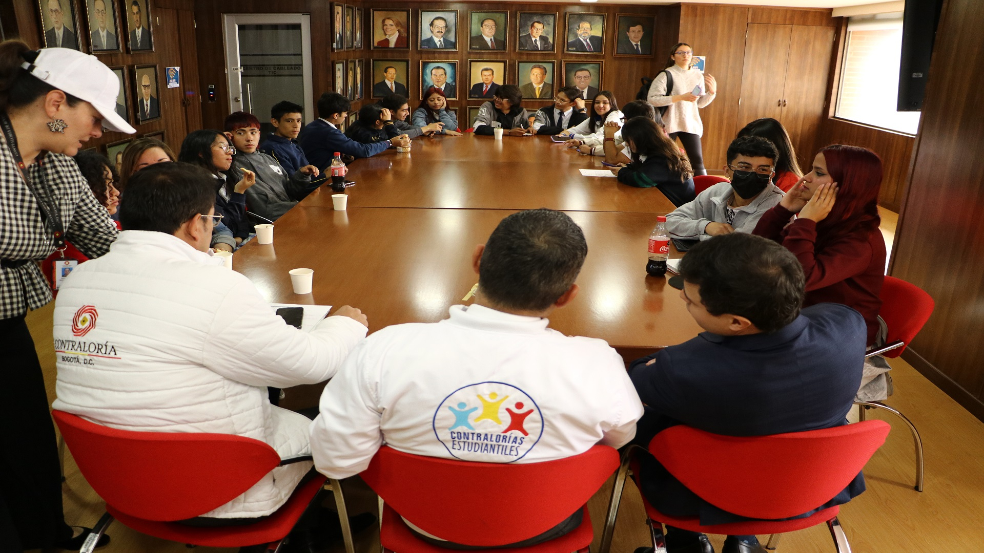 Una jornada de trabajo con los Contralores Estudiantiles se realizó en la Contraloría para revisar temas como infraestructura educativa, Programa de Alimentación Escolar PAE, y seguridad en los entornos escolares.   El Contralor, Julián Mauricio Ruiz, junto con los equipos de Participación Ciudadana y de Educación, lideró la reunión, en la que además se hizo entrega de la chaqueta que identifica a los jóvenes como Contralores Estudiantiles.