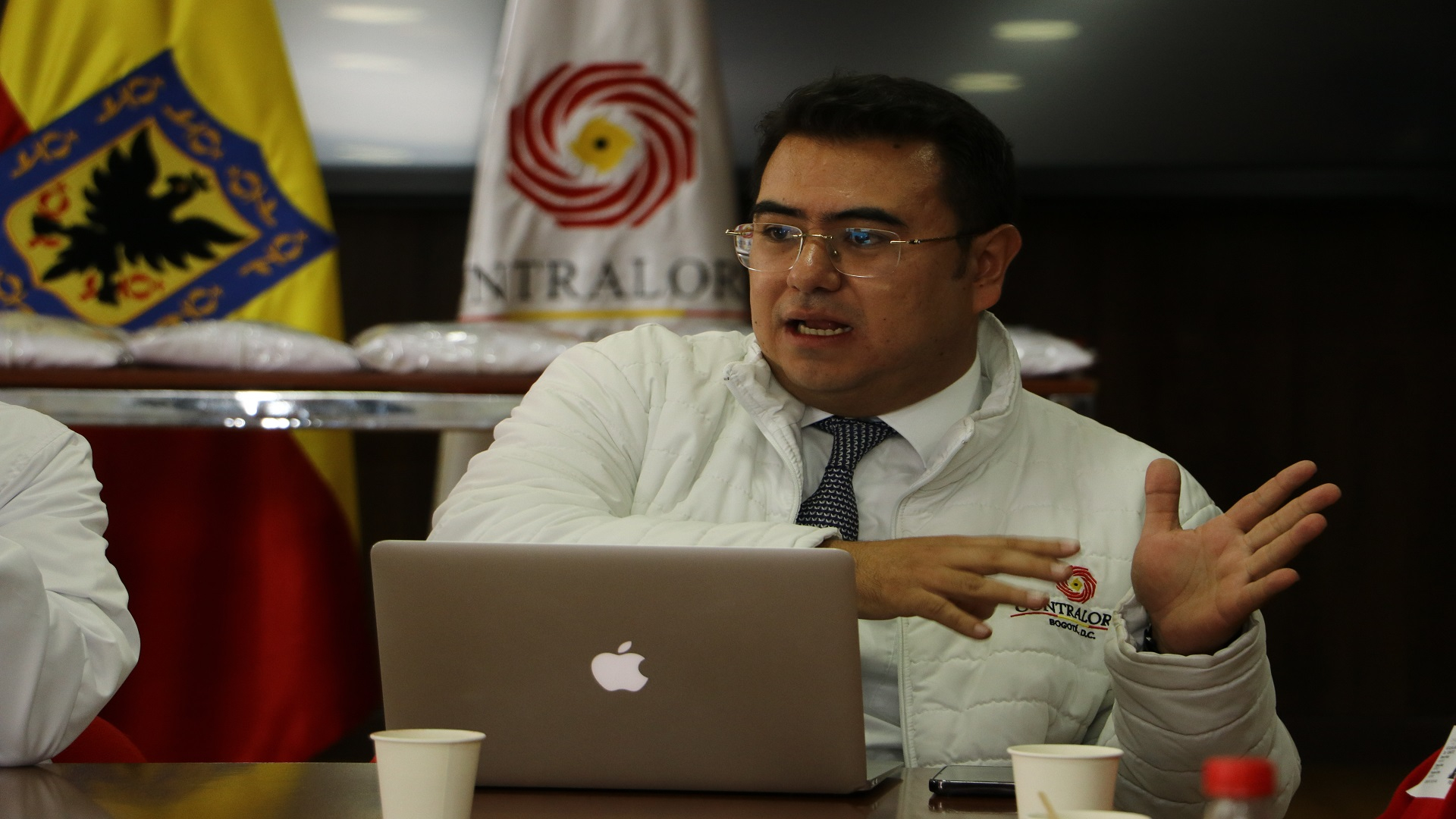 Una jornada de trabajo con los Contralores Estudiantiles se realizó en la Contraloría para revisar temas como infraestructura educativa, Programa de Alimentación Escolar PAE, y seguridad en los entornos escolares.   El Contralor, Julián Mauricio Ruiz, junto con los equipos de Participación Ciudadana y de Educación, lideró la reunión, en la que además se hizo entrega de la chaqueta que identifica a los jóvenes como Contralores Estudiantiles.