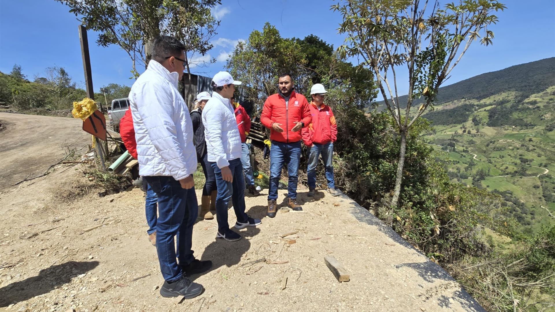 La Dirección de Participación Ciudadana de la Contraloría recorrió Sumapaz para verificar en terreno el estado de las obras viales y para la educación que se llevan a cabo en esa Localidad.