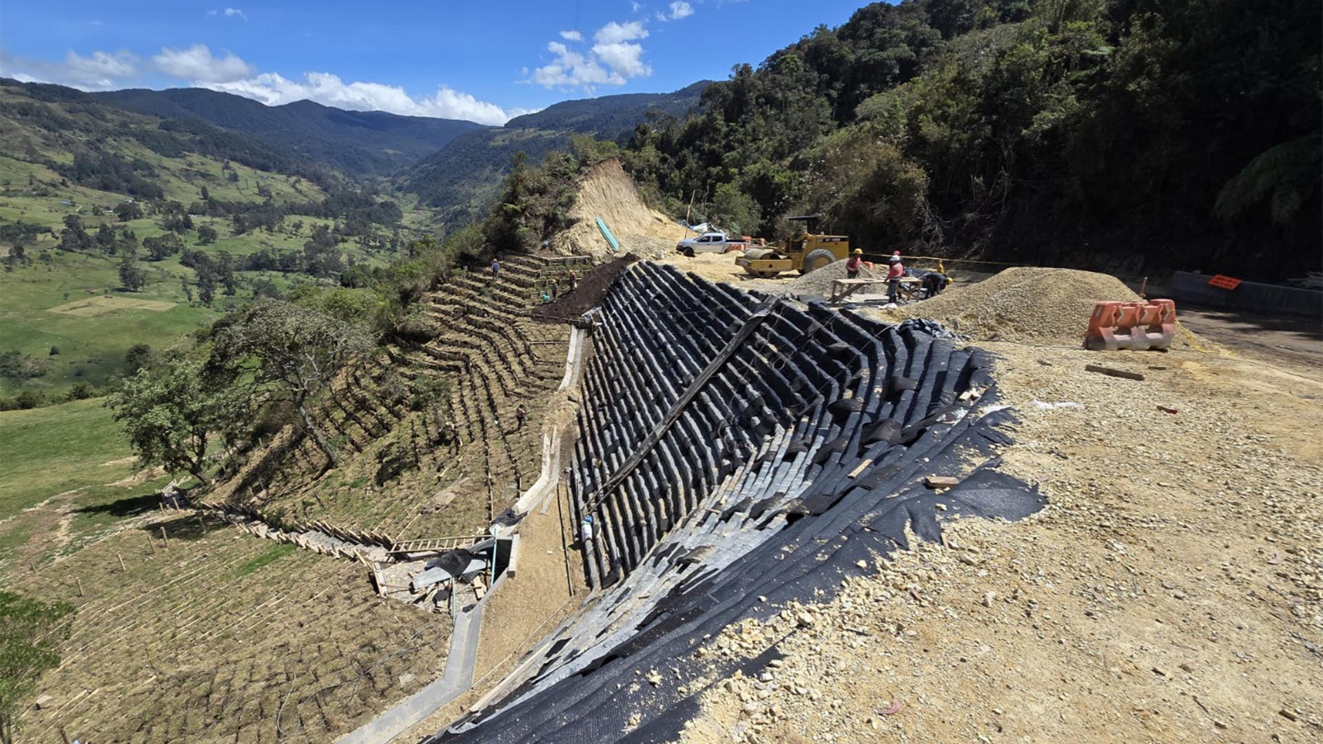 La Dirección de Participación Ciudadana de la Contraloría recorrió Sumapaz para verificar en terreno el estado de las obras viales y para la educación que se llevan a cabo en esa Localidad.