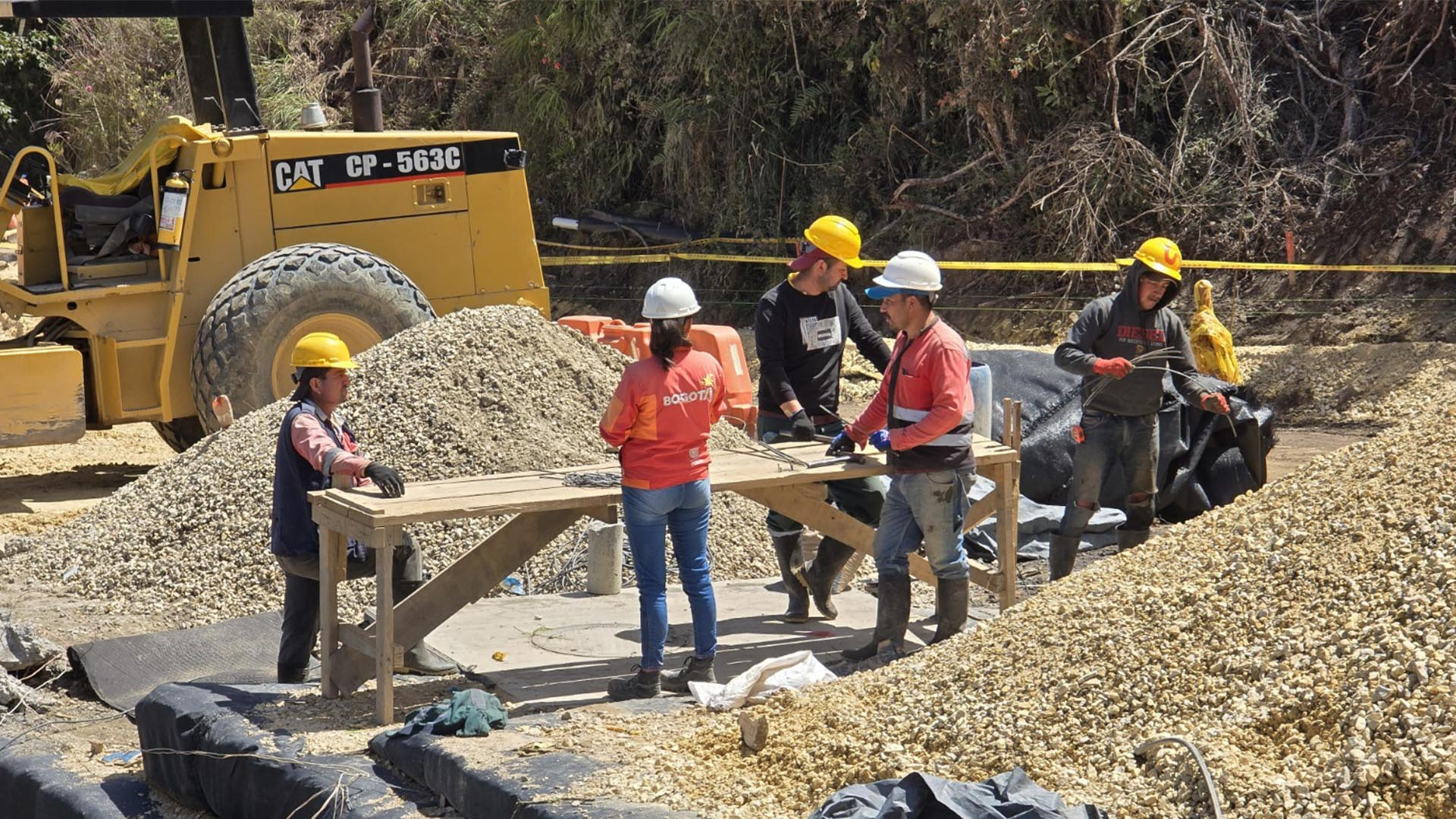 La Dirección de Participación Ciudadana de la Contraloría recorrió Sumapaz para verificar en terreno el estado de las obras viales y para la educación que se llevan a cabo en esa Localidad.