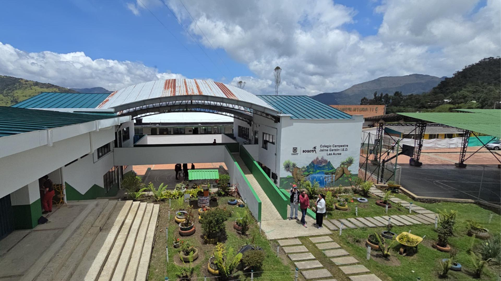 La Dirección de Participación Ciudadana de la Contraloría recorrió Sumapaz para verificar en terreno el estado de las obras viales y para la educación que se llevan a cabo en esa Localidad.