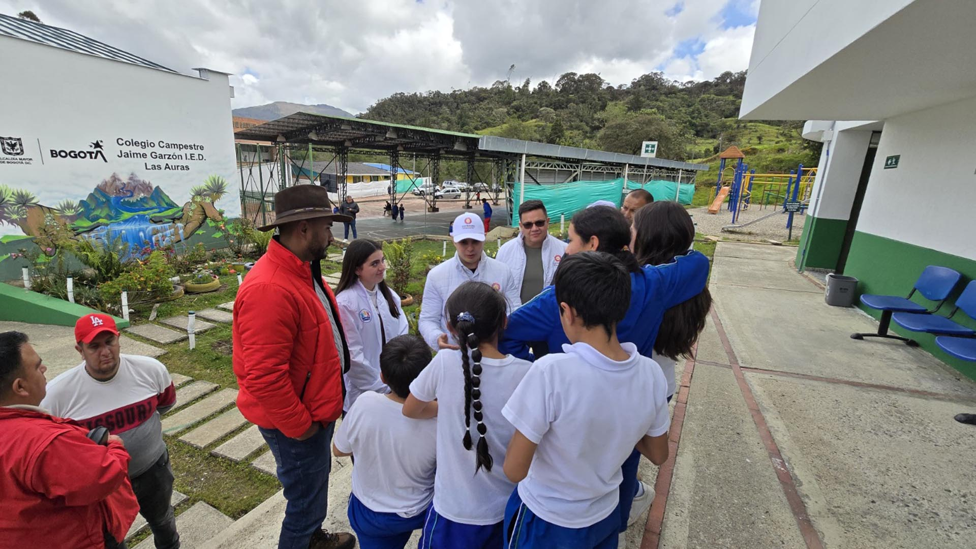La Dirección de Participación Ciudadana de la Contraloría recorrió Sumapaz para verificar en terreno el estado de las obras viales y para la educación que se llevan a cabo en esa Localidad.