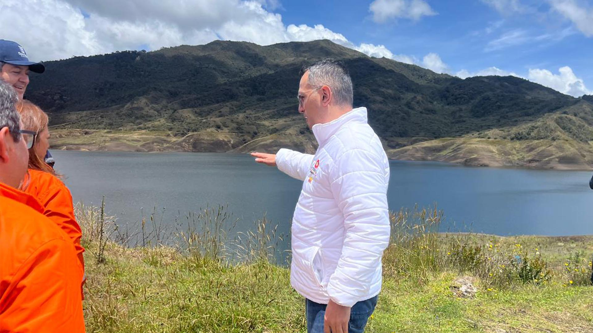 El Contralor Julián Ruiz, junto con el Alcalde Carlos Fernando Galán, la Veedora Adriana Herrera y el Personero Andrés Castro, recorrieron el Sistema Chingaza para constatar su estado actual. Allí los organismos de control de Bogotá y la Alcaldía acordaron trabajar coordinadamente en la búsqueda de soluciones para la escasez de agua en la ciudad.