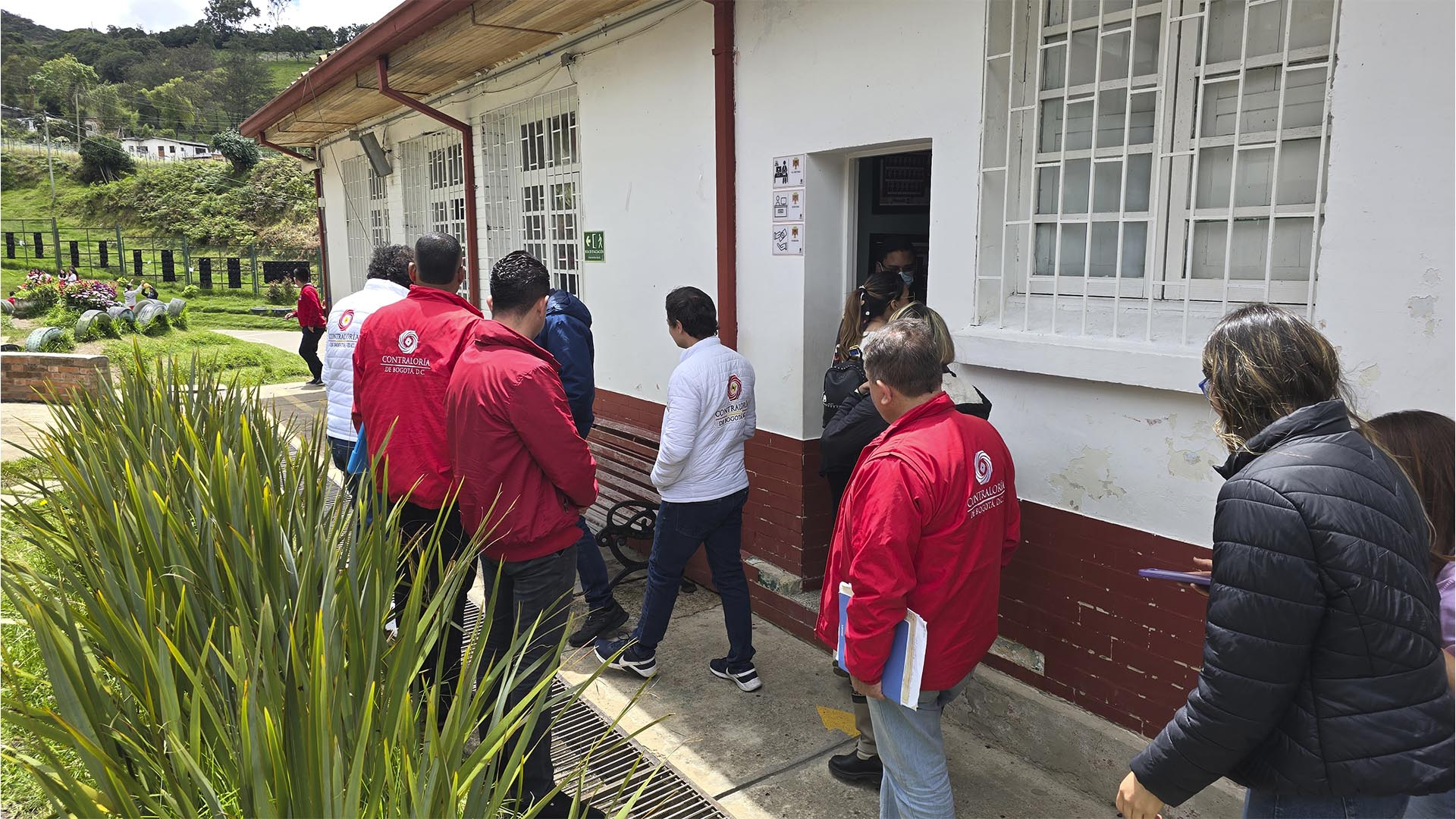 La Contraloría recorrió la Localidad de Usme, para verificar el avance de sus obras más importantes y escuchar a la comunidad. Durante la visita, se inspeccionaron proyectos de malla vial en los barrios Antonio José de Sucre y Villa Alemania, y también se atendieron las preocupaciones de la comunidad académica del Colegio Distrital El Uval.