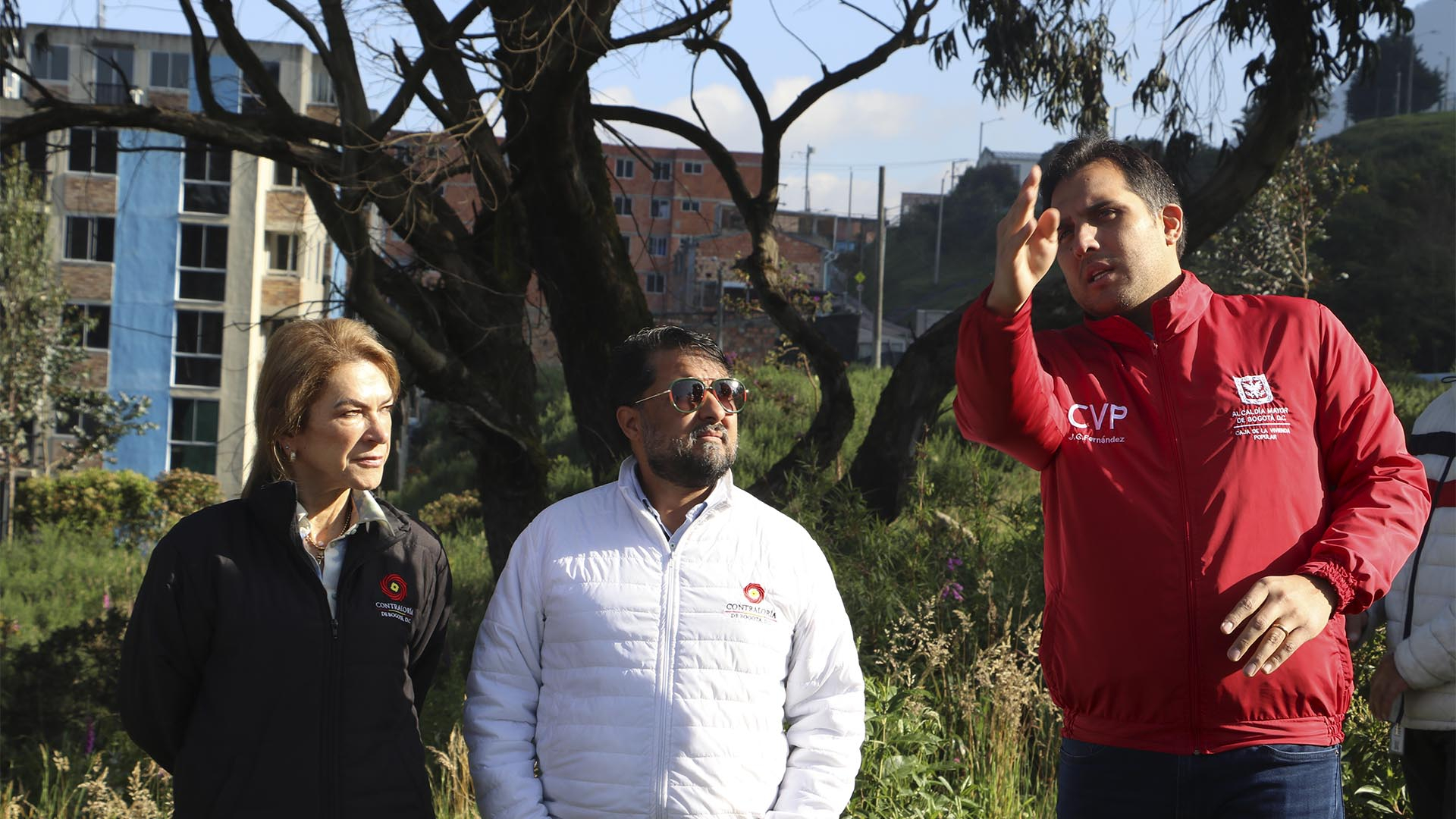 Las Direcciones de Participación Ciudadana y Hábitat y Ambiente de la Contraloría de Bogotá, visitaron el proyecto de apartamentos Arboleda Santa Teresita (Localidad de San Cristóbal) para hacerle seguimiento al proceso de entrega de más de 300 viviendas previsto para el primer semestre de 2025.