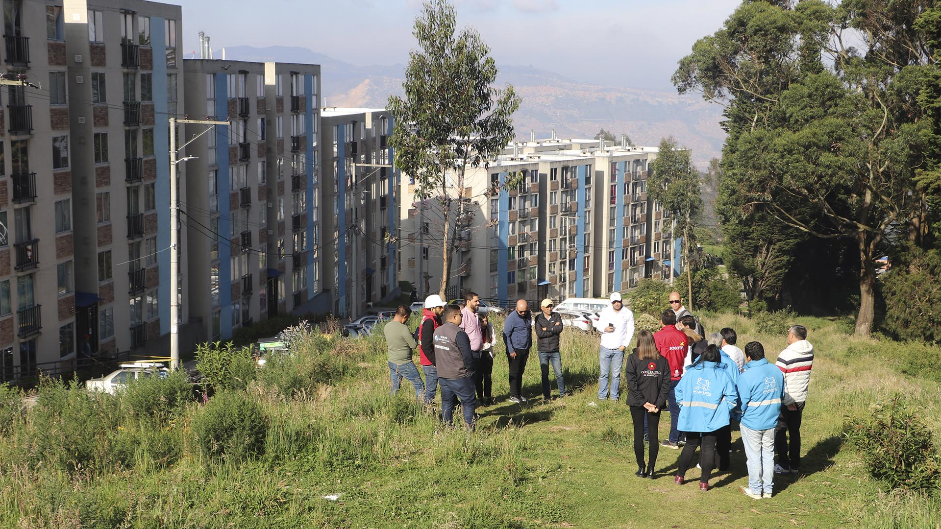 Las Direcciones de Participación Ciudadana y Hábitat y Ambiente de la Contraloría de Bogotá, visitaron el proyecto de apartamentos Arboleda Santa Teresita (Localidad de San Cristóbal) para hacerle seguimiento al proceso de entrega de más de 300 viviendas previsto para el primer semestre de 2025.