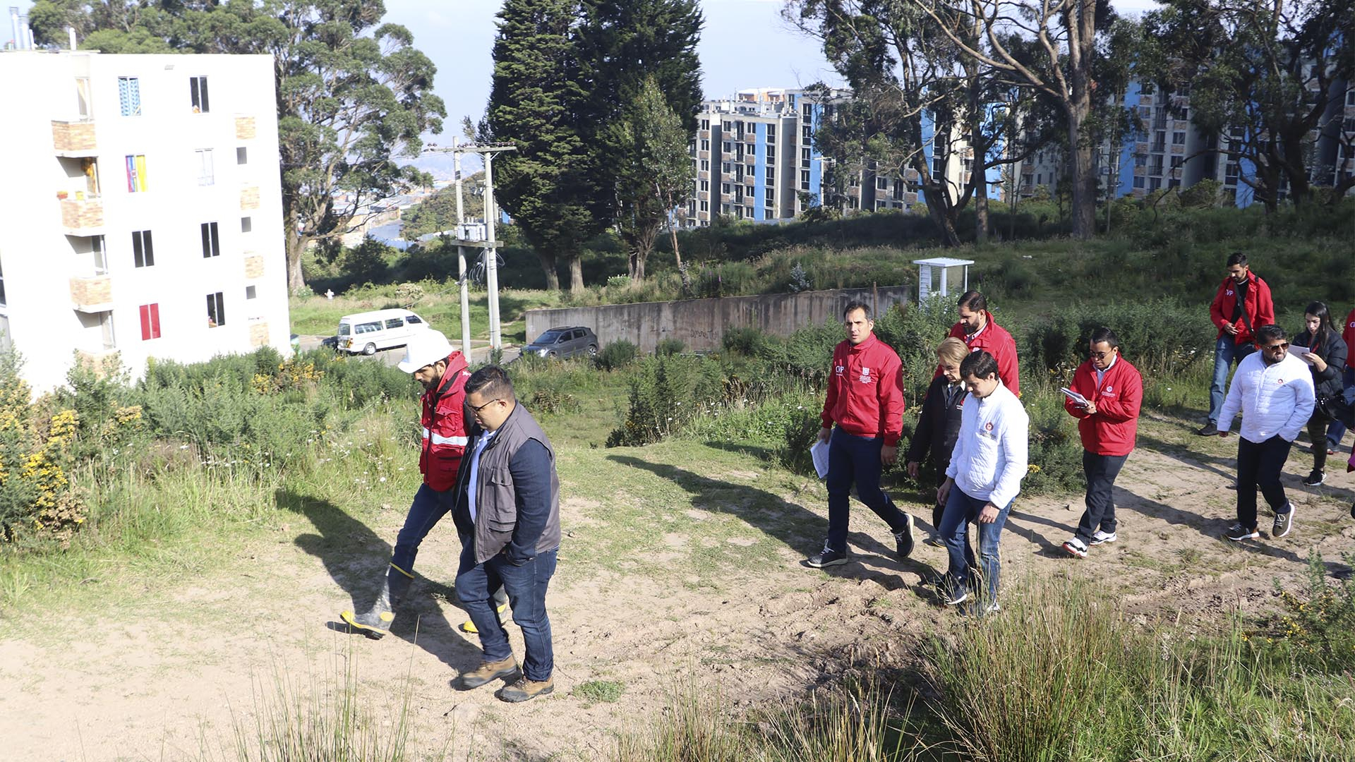 Las Direcciones de Participación Ciudadana y Hábitat y Ambiente de la Contraloría de Bogotá, visitaron el proyecto de apartamentos Arboleda Santa Teresita (Localidad de San Cristóbal) para hacerle seguimiento al proceso de entrega de más de 300 viviendas previsto para el primer semestre de 2025.
