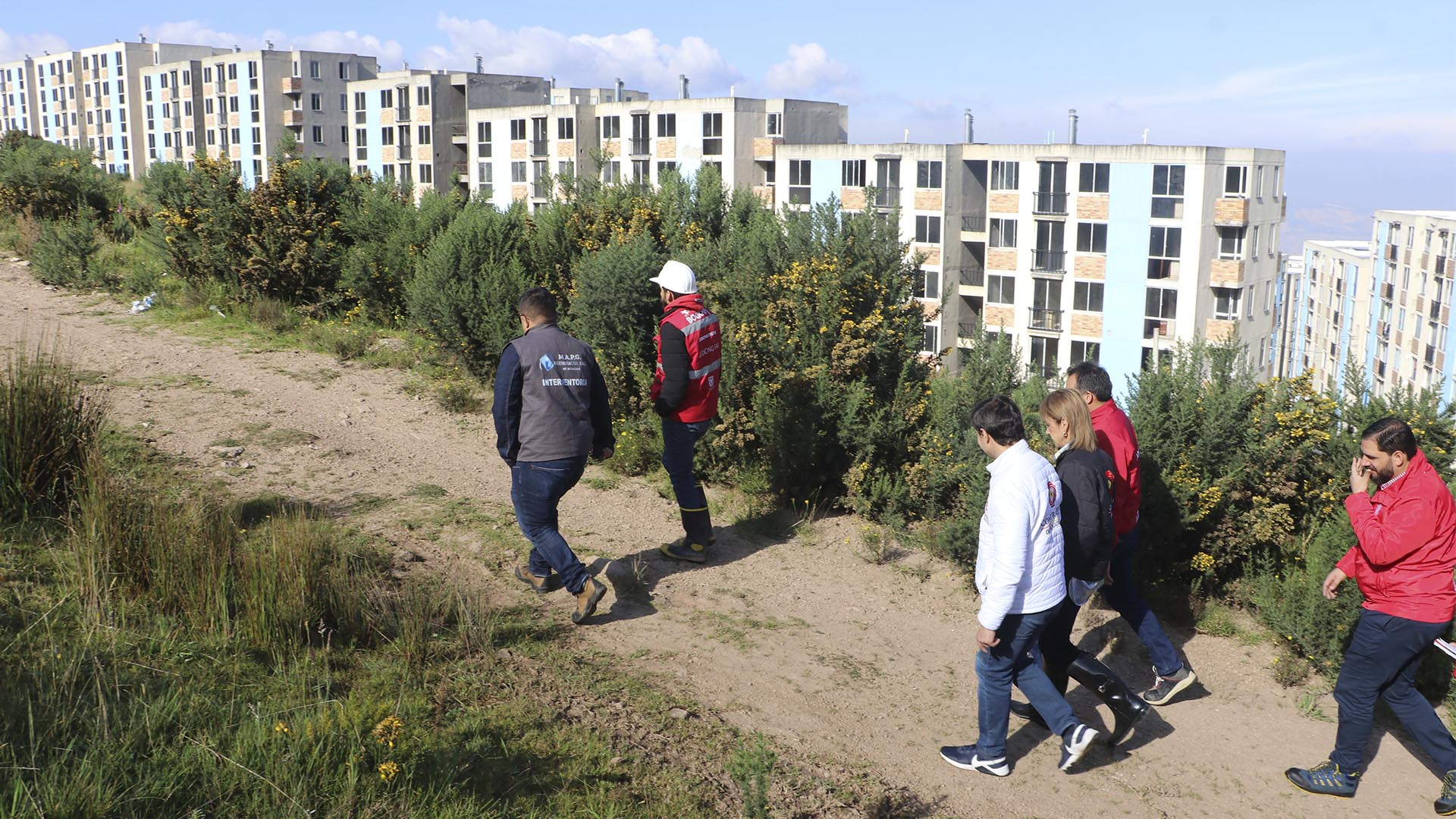 Las Direcciones de Participación Ciudadana y Hábitat y Ambiente de la Contraloría de Bogotá, visitaron el proyecto de apartamentos Arboleda Santa Teresita (Localidad de San Cristóbal) para hacerle seguimiento al proceso de entrega de más de 300 viviendas previsto para el primer semestre de 2025.