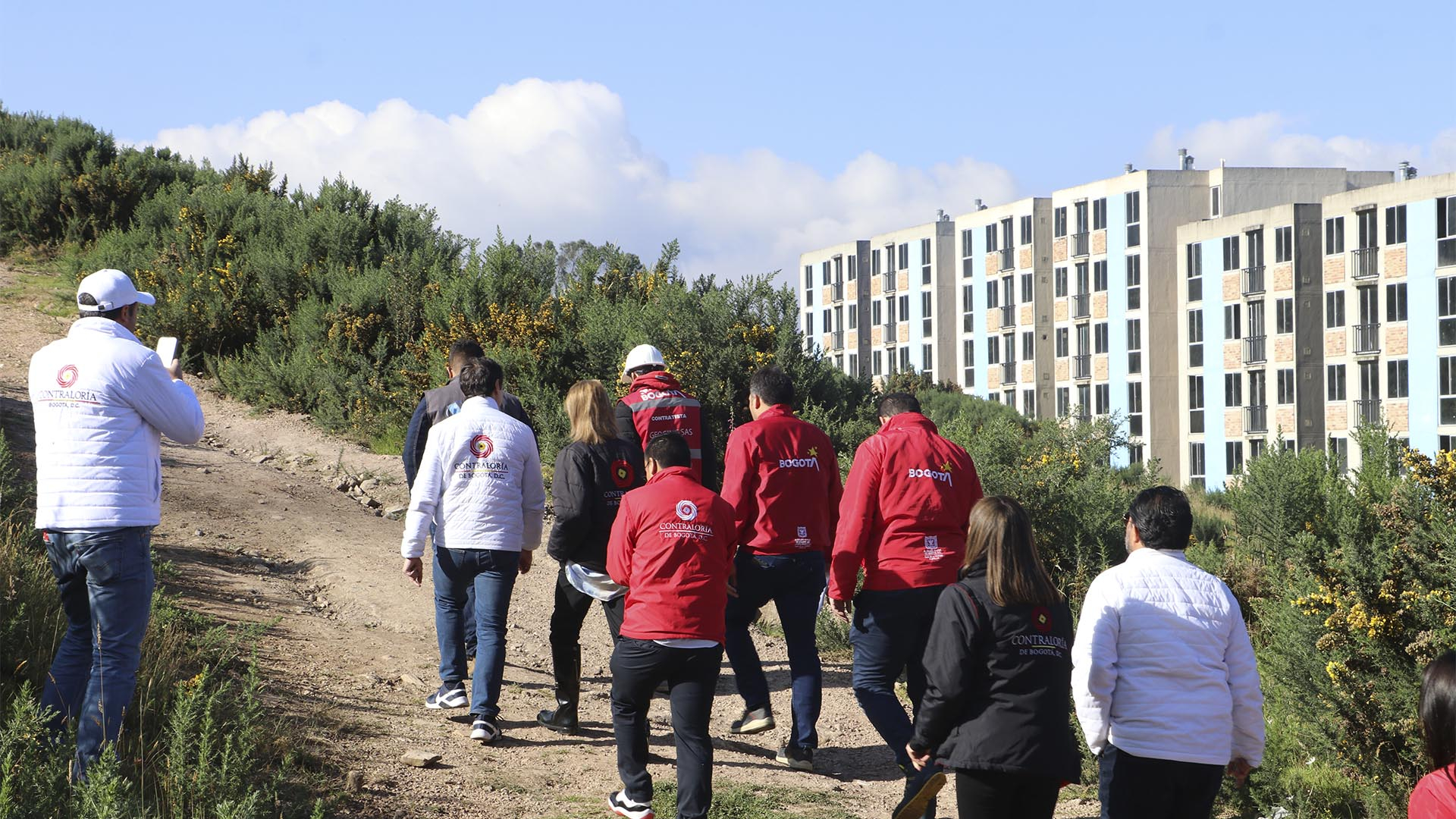 Las Direcciones de Participación Ciudadana y Hábitat y Ambiente de la Contraloría de Bogotá, visitaron el proyecto de apartamentos Arboleda Santa Teresita (Localidad de San Cristóbal) para hacerle seguimiento al proceso de entrega de más de 300 viviendas previsto para el primer semestre de 2025.