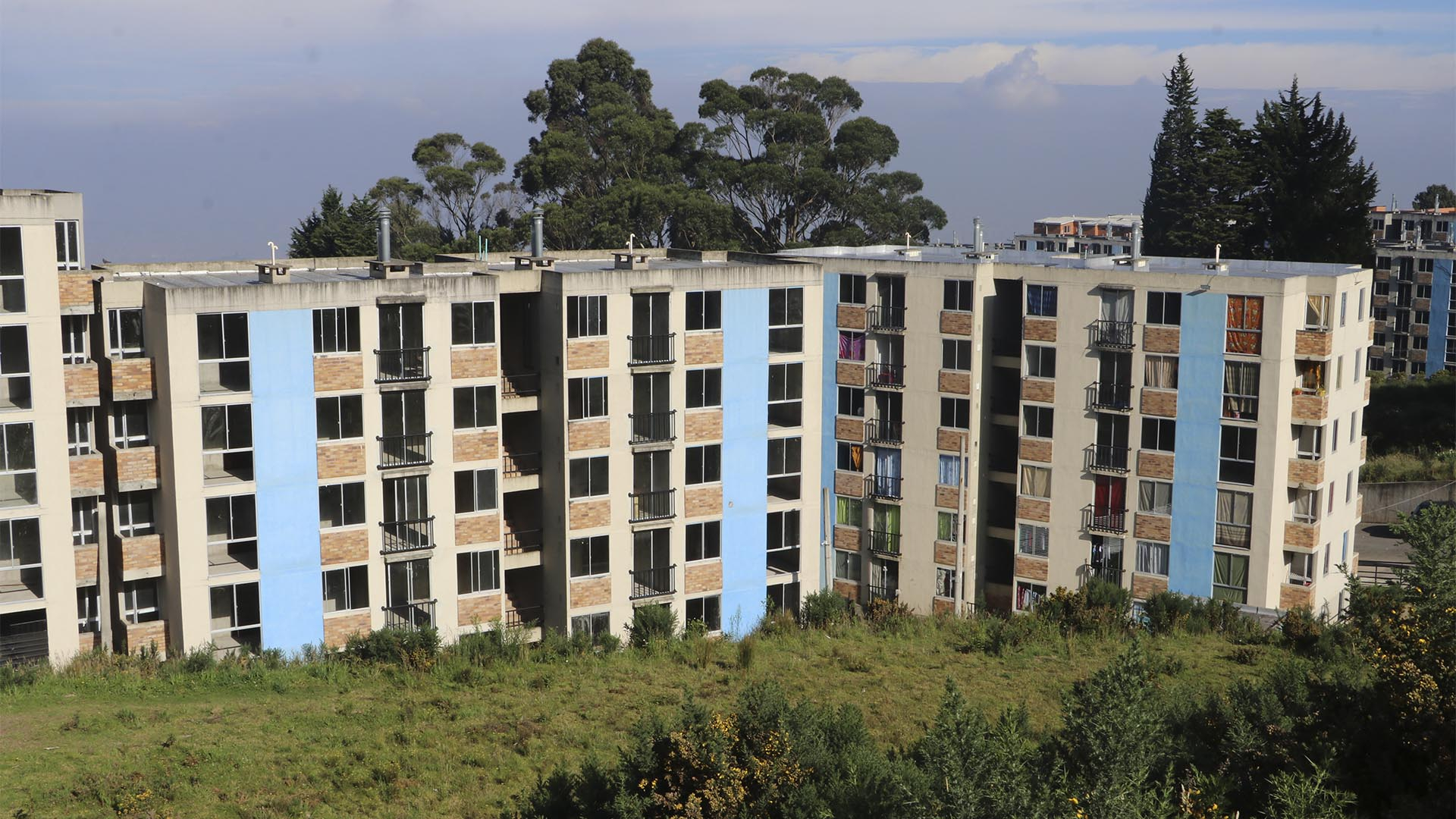 Las Direcciones de Participación Ciudadana y Hábitat y Ambiente de la Contraloría de Bogotá, visitaron el proyecto de apartamentos Arboleda Santa Teresita (Localidad de San Cristóbal) para hacerle seguimiento al proceso de entrega de más de 300 viviendas previsto para el primer semestre de 2025.