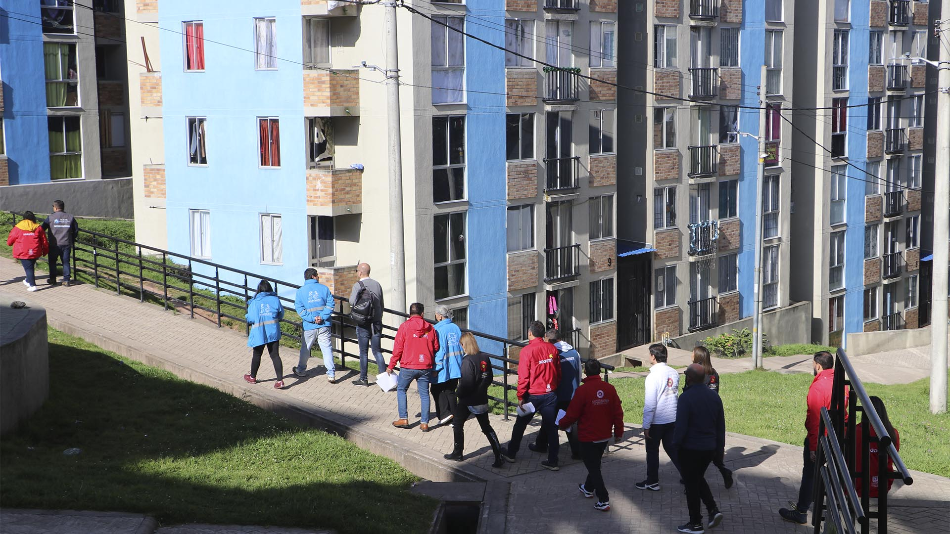 Las Direcciones de Participación Ciudadana y Hábitat y Ambiente de la Contraloría de Bogotá, visitaron el proyecto de apartamentos Arboleda Santa Teresita (Localidad de San Cristóbal) para hacerle seguimiento al proceso de entrega de más de 300 viviendas previsto para el primer semestre de 2025.