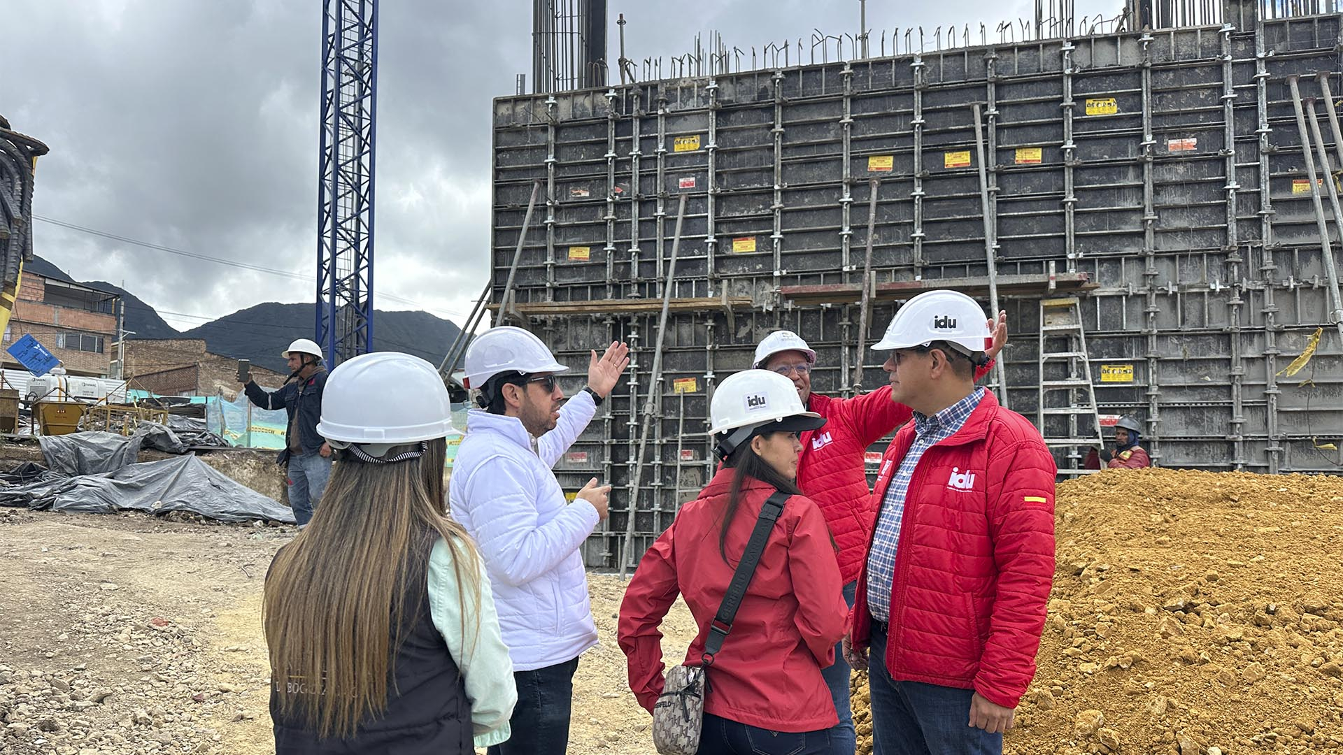 La Dirección Sectorial de Movilidad de la Contraloría de Bogotá recorrió las obras que adelanta el Instituto de Desarrollo Urbano IDU para la construcción del nuevo cable aéreo en la Localidad de San Cristóbal (suroriente de la ciudad), donde se invierten más de  $364 mil millones, incluyendo la interventoría.