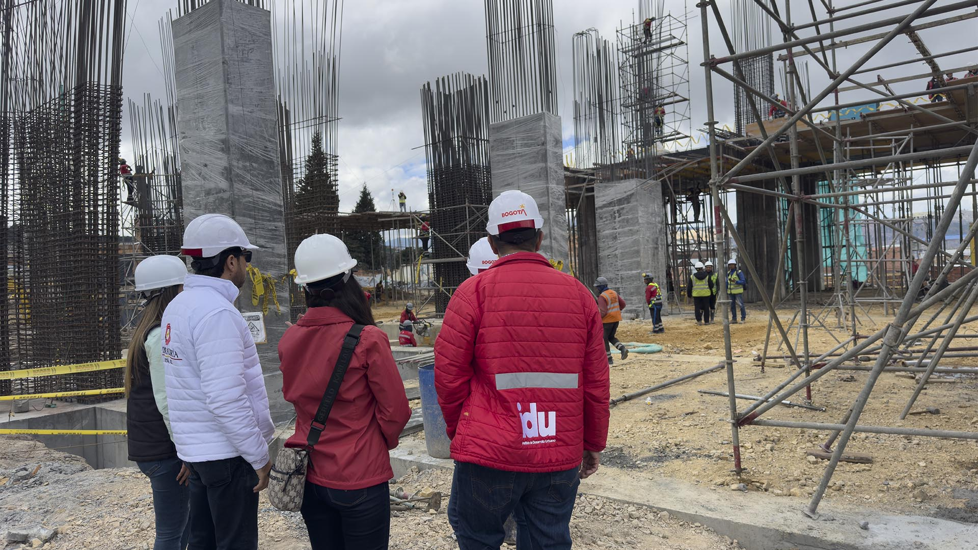 La Dirección Sectorial de Movilidad de la Contraloría de Bogotá recorrió las obras que adelanta el Instituto de Desarrollo Urbano IDU para la construcción del nuevo cable aéreo en la Localidad de San Cristóbal (suroriente de la ciudad), donde se invierten más de  $364 mil millones, incluyendo la interventoría.