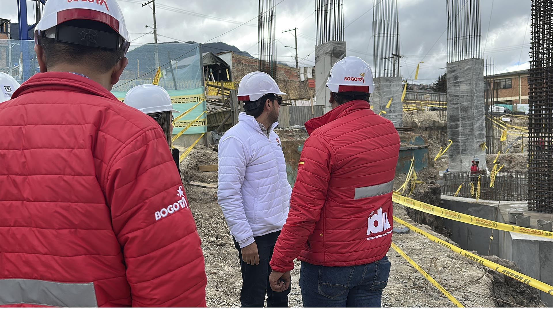 La Dirección Sectorial de Movilidad de la Contraloría de Bogotá recorrió las obras que adelanta el Instituto de Desarrollo Urbano IDU para la construcción del nuevo cable aéreo en la Localidad de San Cristóbal (suroriente de la ciudad), donde se invierten más de  $364 mil millones, incluyendo la interventoría.