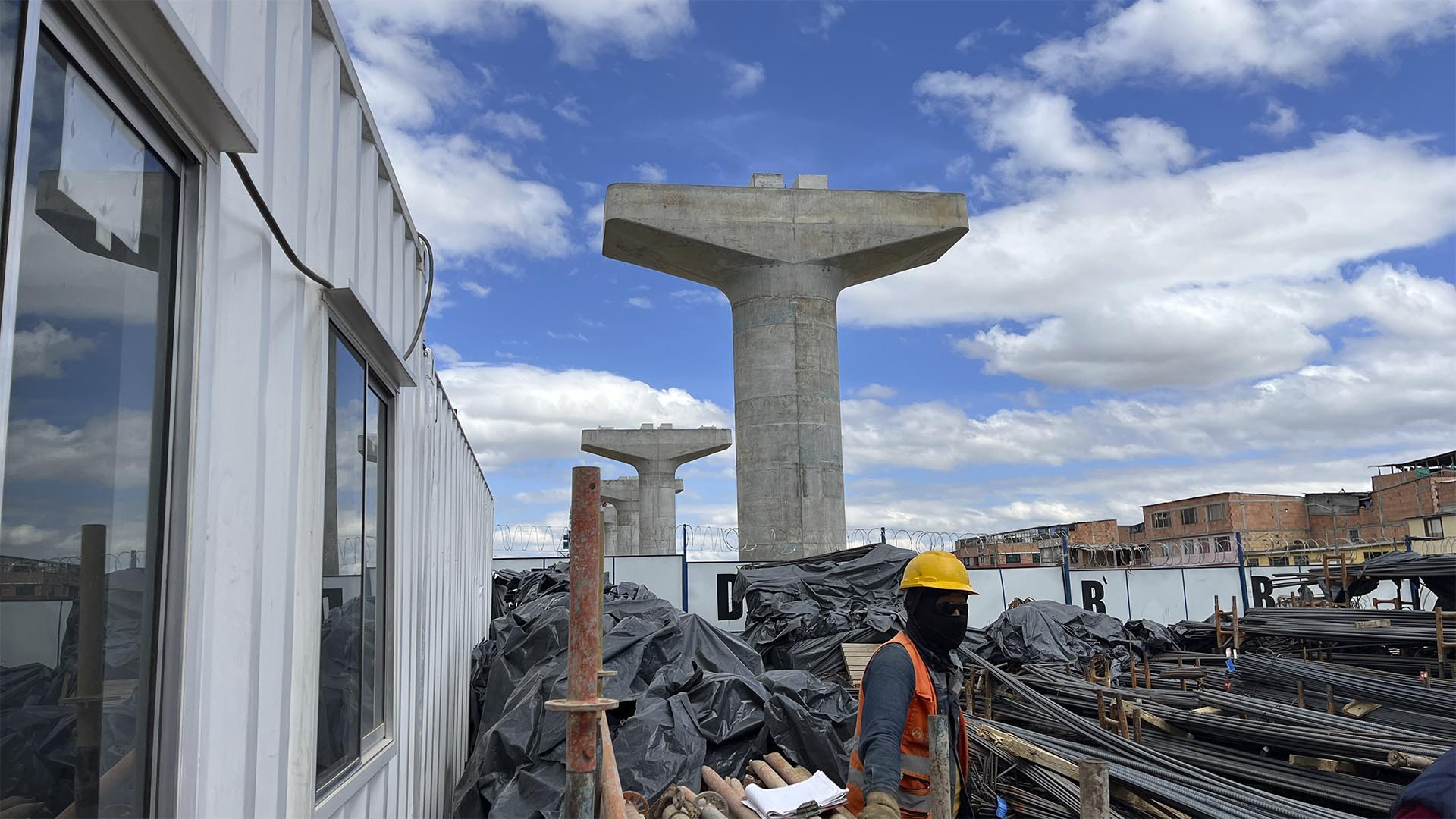 El Contralor Auxiliar, Javier Reyes, junto las direcciones de Movilidad y de Participación Ciudadana, adelantó un amplio recorrido por las obras de la Primera Línea del Metro, para conocer en terreno su estado.