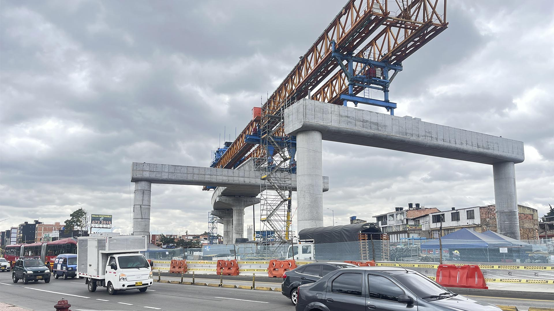 El Contralor Auxiliar, Javier Reyes, junto las direcciones de Movilidad y de Participación Ciudadana, adelantó un amplio recorrido por las obras de la Primera Línea del Metro, para conocer en terreno su estado.