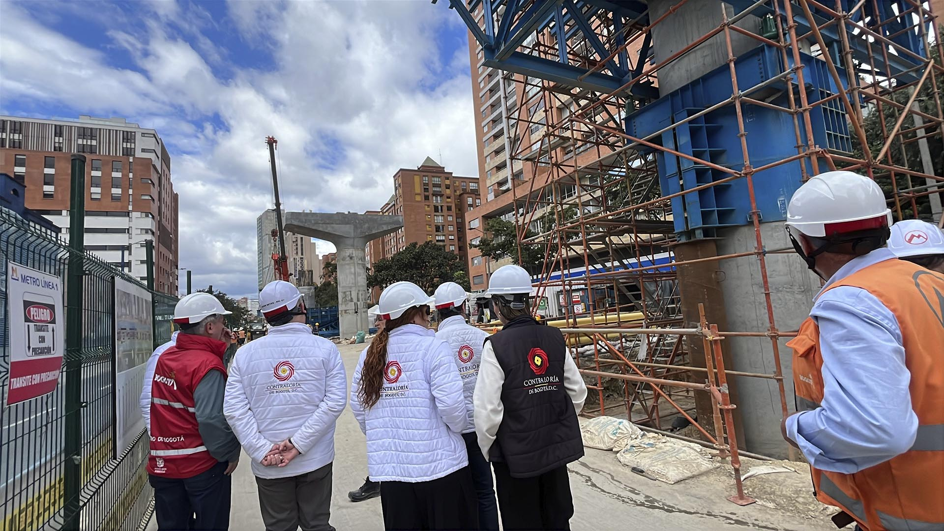 El Contralor Auxiliar, Javier Reyes, junto las direcciones de Movilidad y de Participación Ciudadana, adelantó un amplio recorrido por las obras de la Primera Línea del Metro, para conocer en terreno su estado.