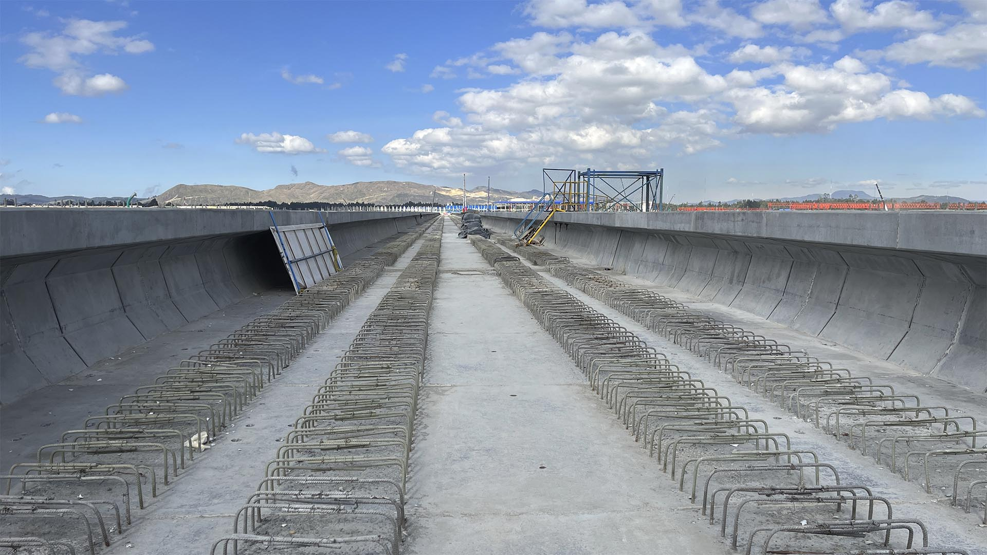 El Contralor Auxiliar, Javier Reyes, junto las direcciones de Movilidad y de Participación Ciudadana, adelantó un amplio recorrido por las obras de la Primera Línea del Metro, para conocer en terreno su estado.